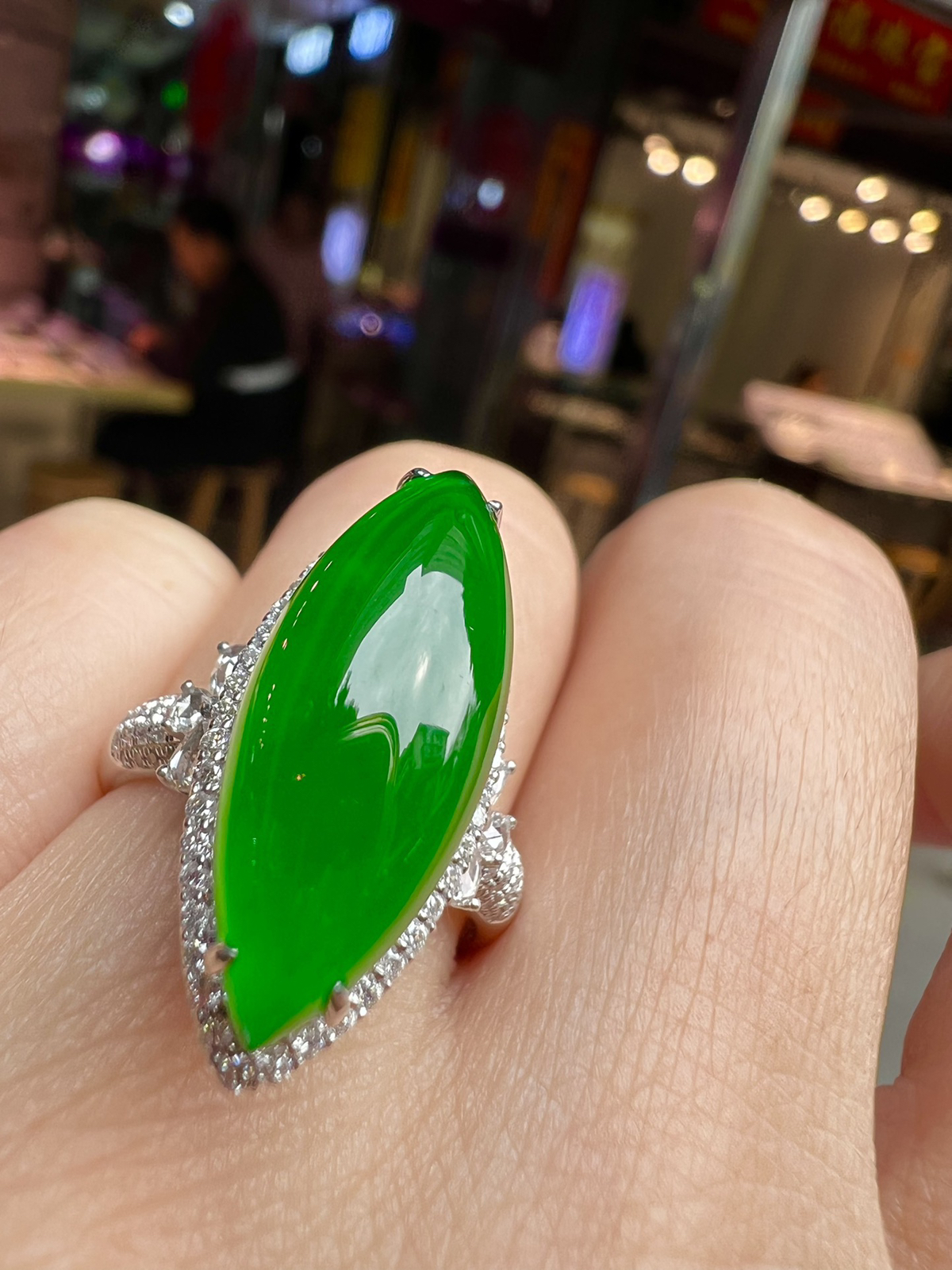 【满色戒指 色泽艳丽】
18K金奢华满钻  种好品质细腻