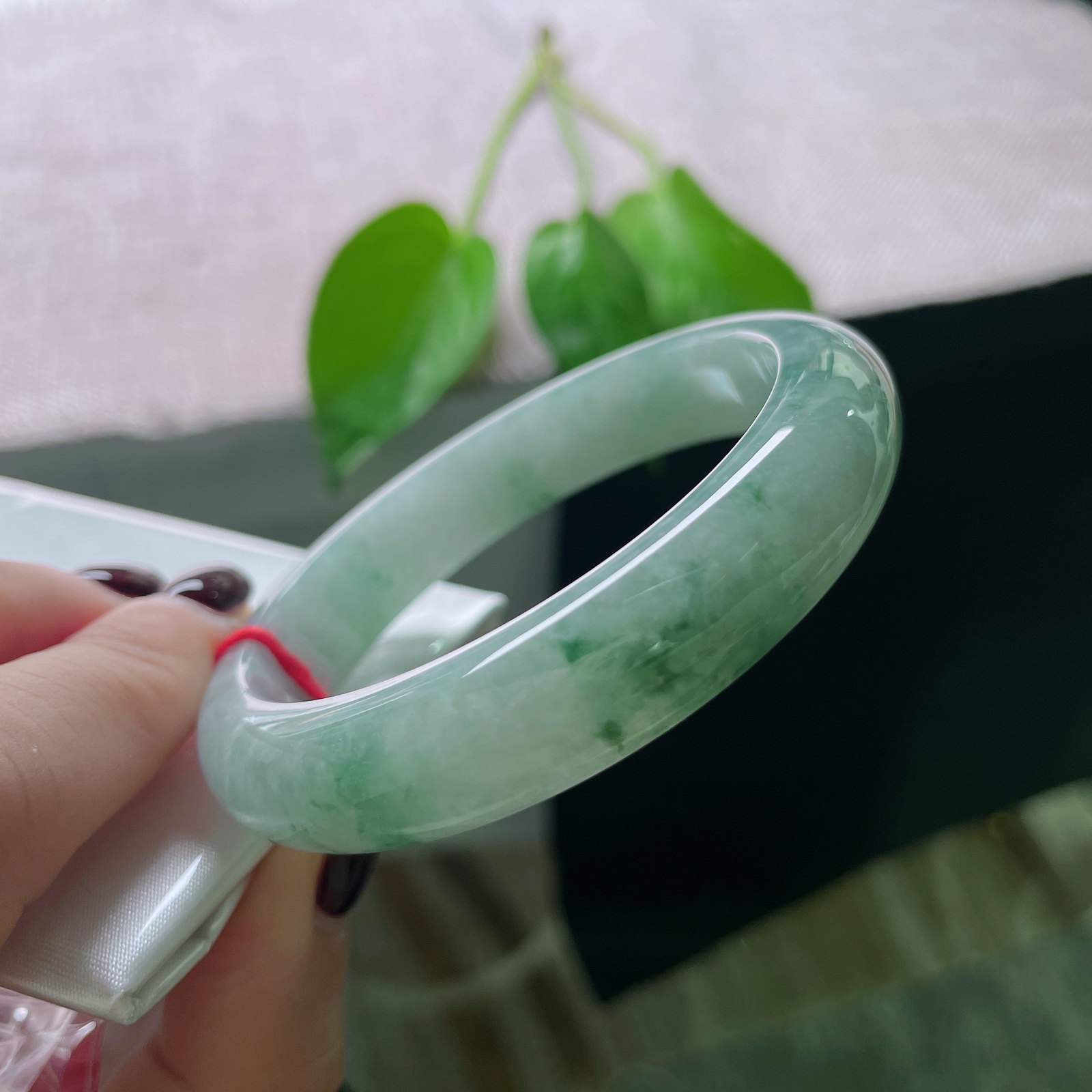 56/12.5/8.3飘花正圈，顾影自怜，镯色生香，水头好，细润