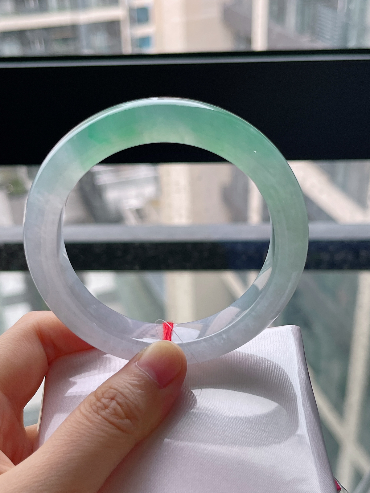 正圈57.2圈口，翡翠冰种淡绿色手镯