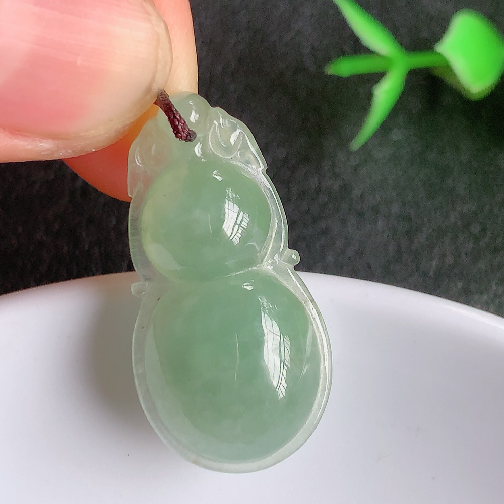 冰润葫芦翡翠吊坠  寓意“福禄双全，加官进爵，财源滚滚” 莹润通透，抱满大气  清新脱俗    W357.13 尺寸：29.6-15.2-5.6mm