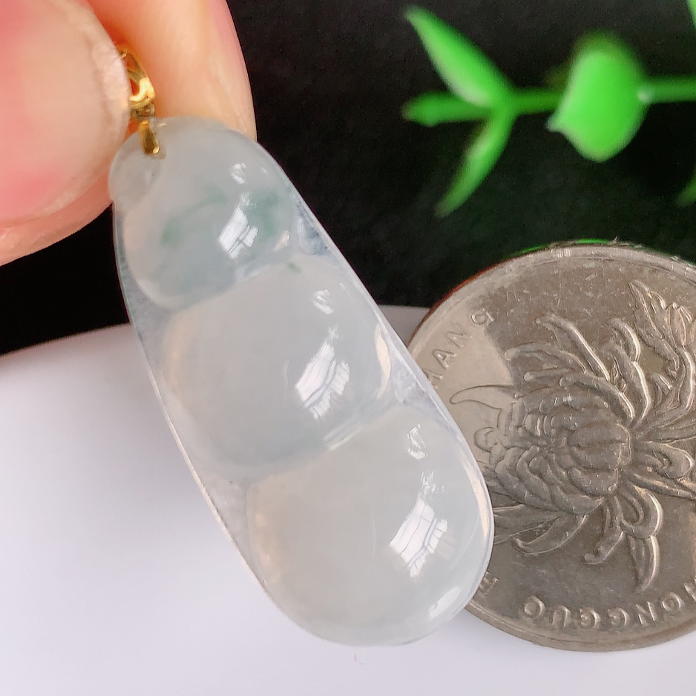 18k金扣冰润飘花福豆翡翠挂件，老种飘花  冰清玉洁  胶感十足  寓意“四季平安，福气满满”颜色鲜艳，清新自然，饱满通透   W49.13  尺寸：29.5-13-5.5mm
