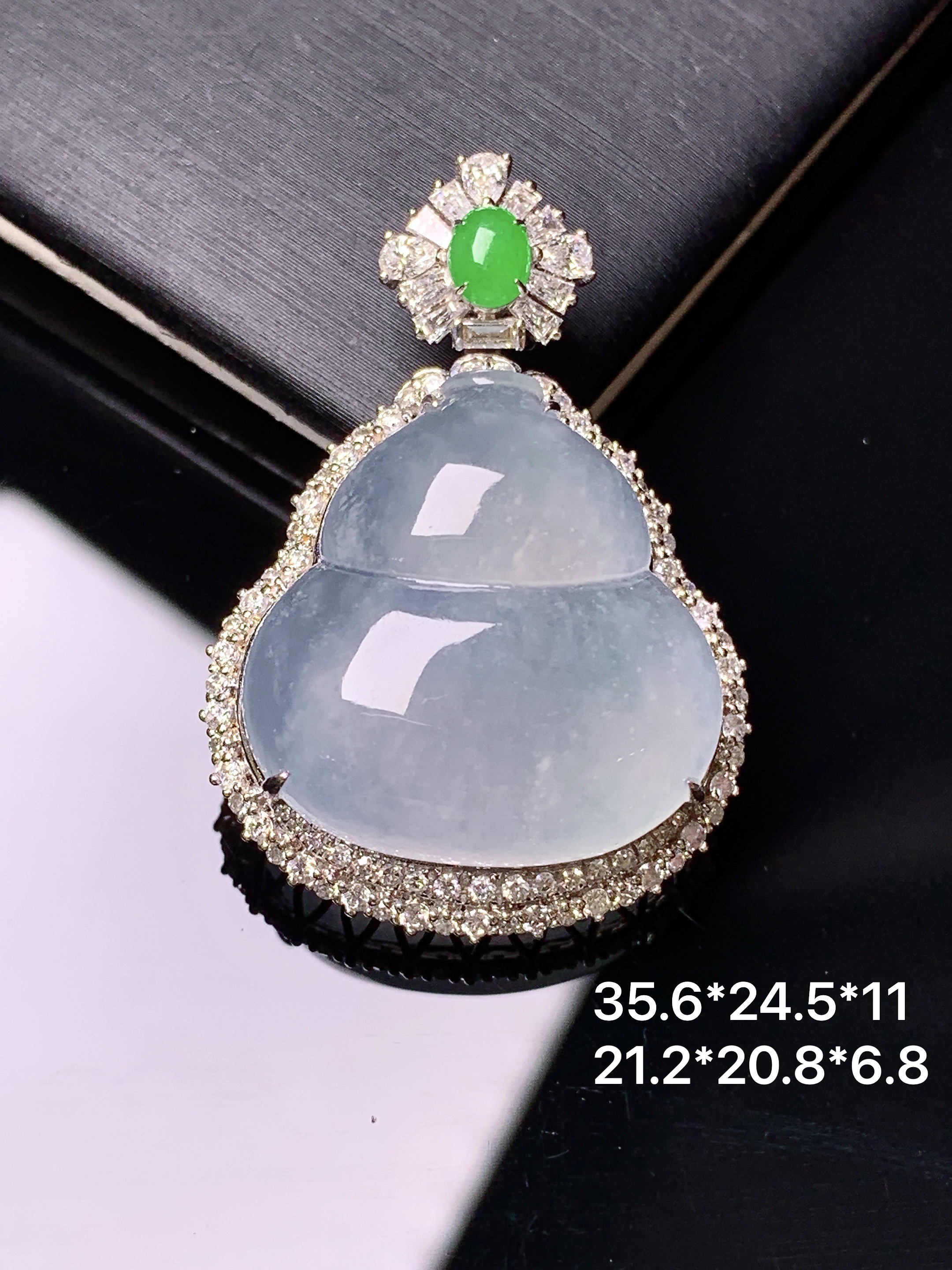18k金钻镶嵌冰种葫芦吊坠 玉质细腻 水润亮眼 色泽艳丽 整体尺寸35.6*24.5*11k1