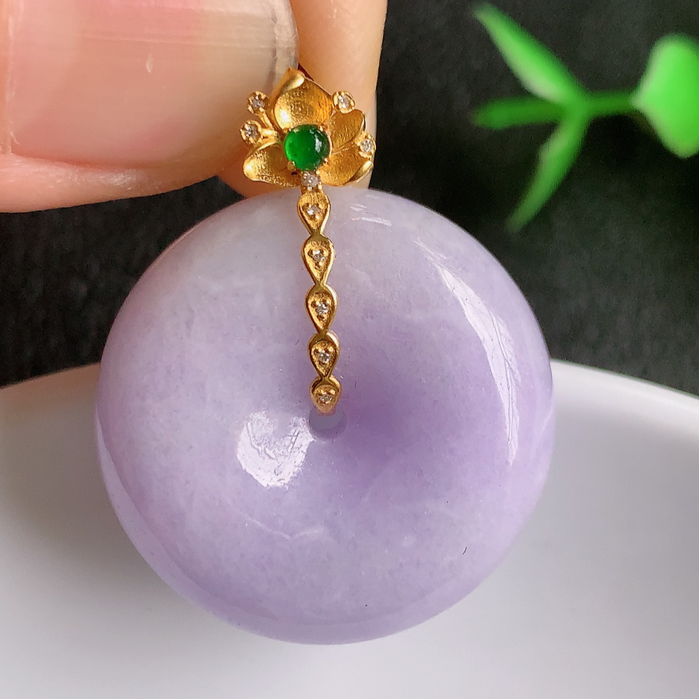 18k金伴钻冰润紫罗兰平安扣吊坠，厚装饱满，冰润剔透，细腻水足，种质润泽，飘花灵动，佩戴优雅大气，W01.13   整体尺寸：30-24-8.5mm    裸石尺寸：24-8.5mm