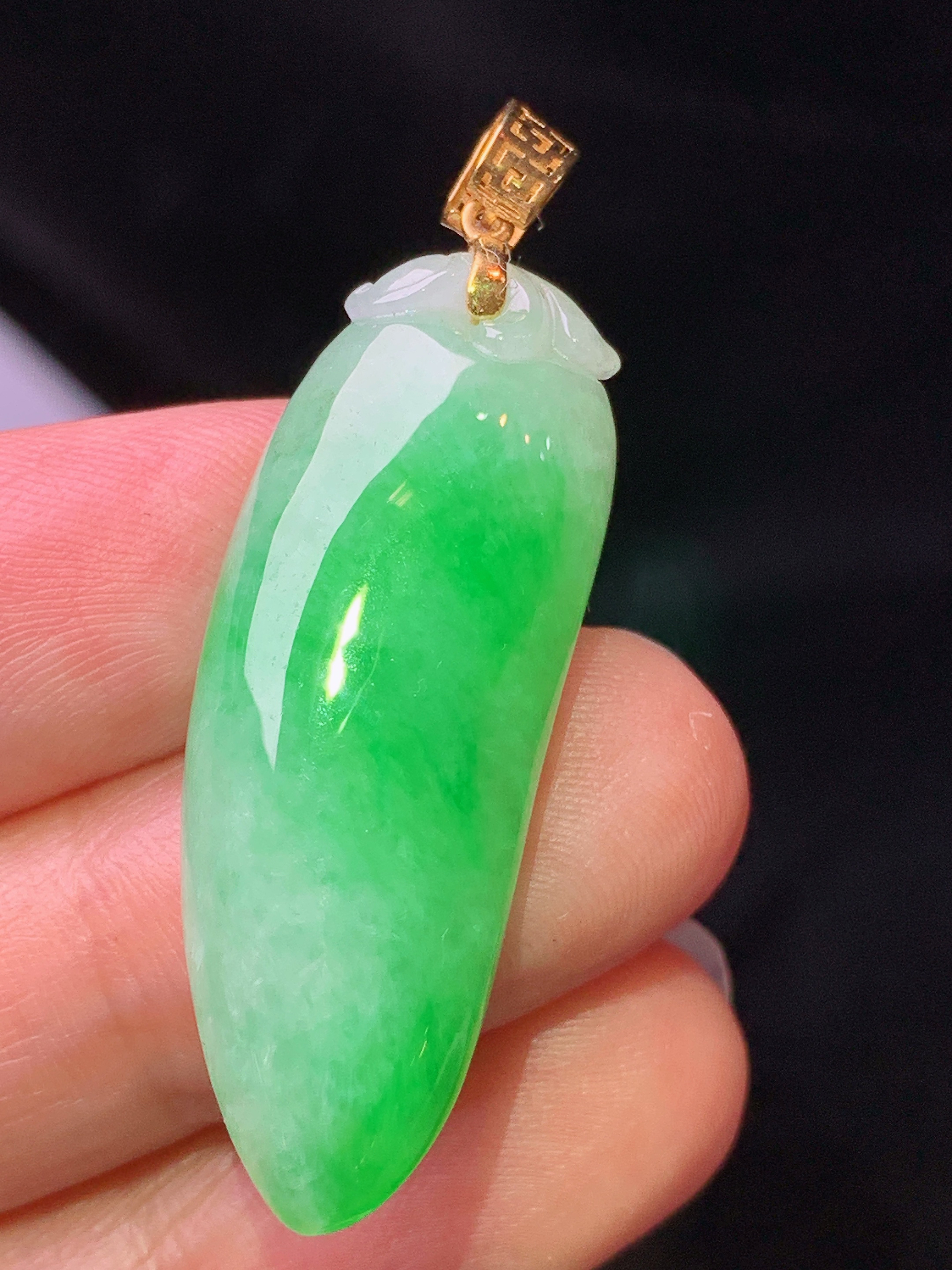 18k金镶嵌阳绿福瓜吊坠 玉质细腻 水润亮眼 色泽艳丽 整体尺寸41.8*13*7.2z1