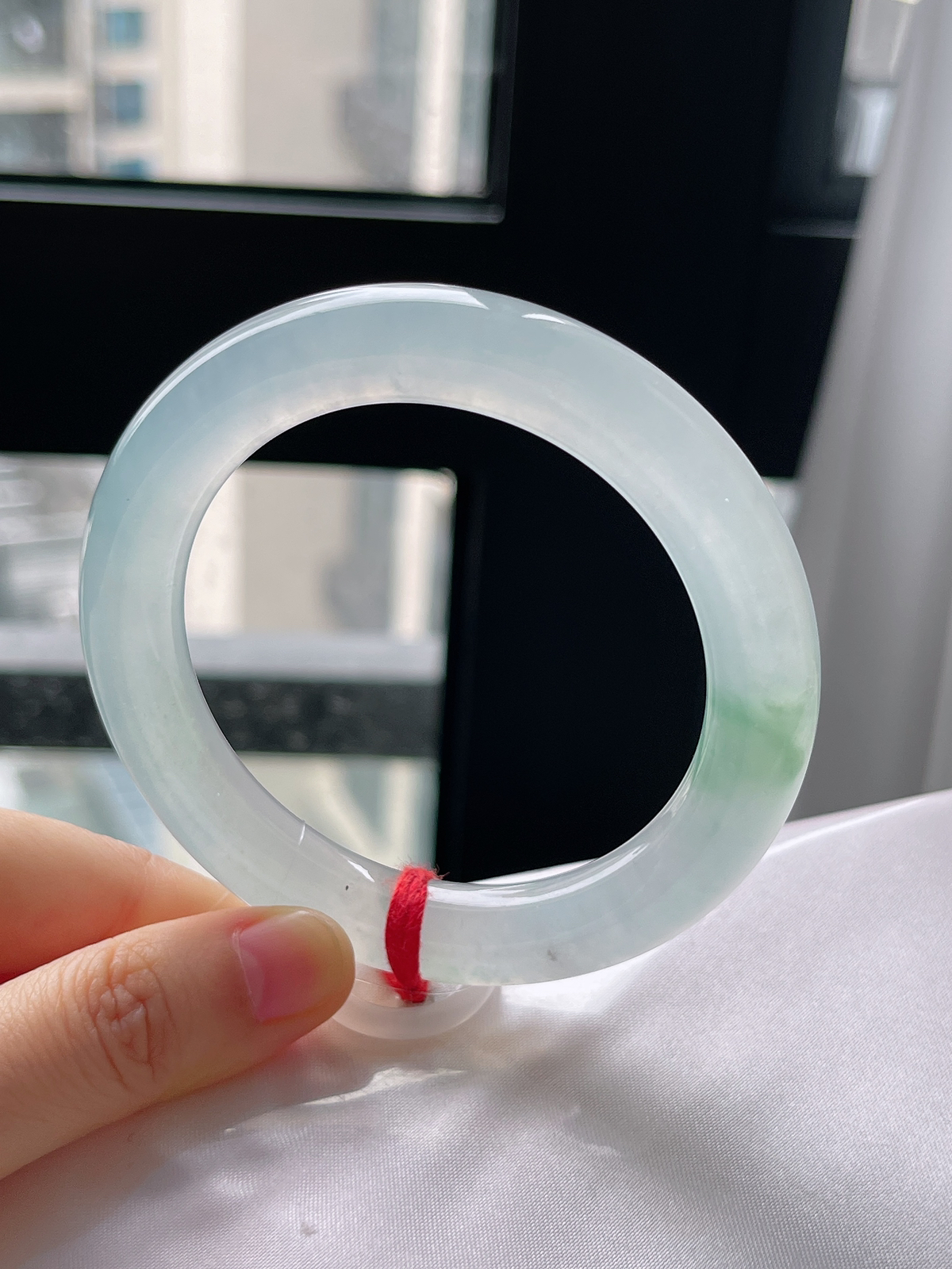 圆镯56.6圈口，翡翠冰种飘绿手镯