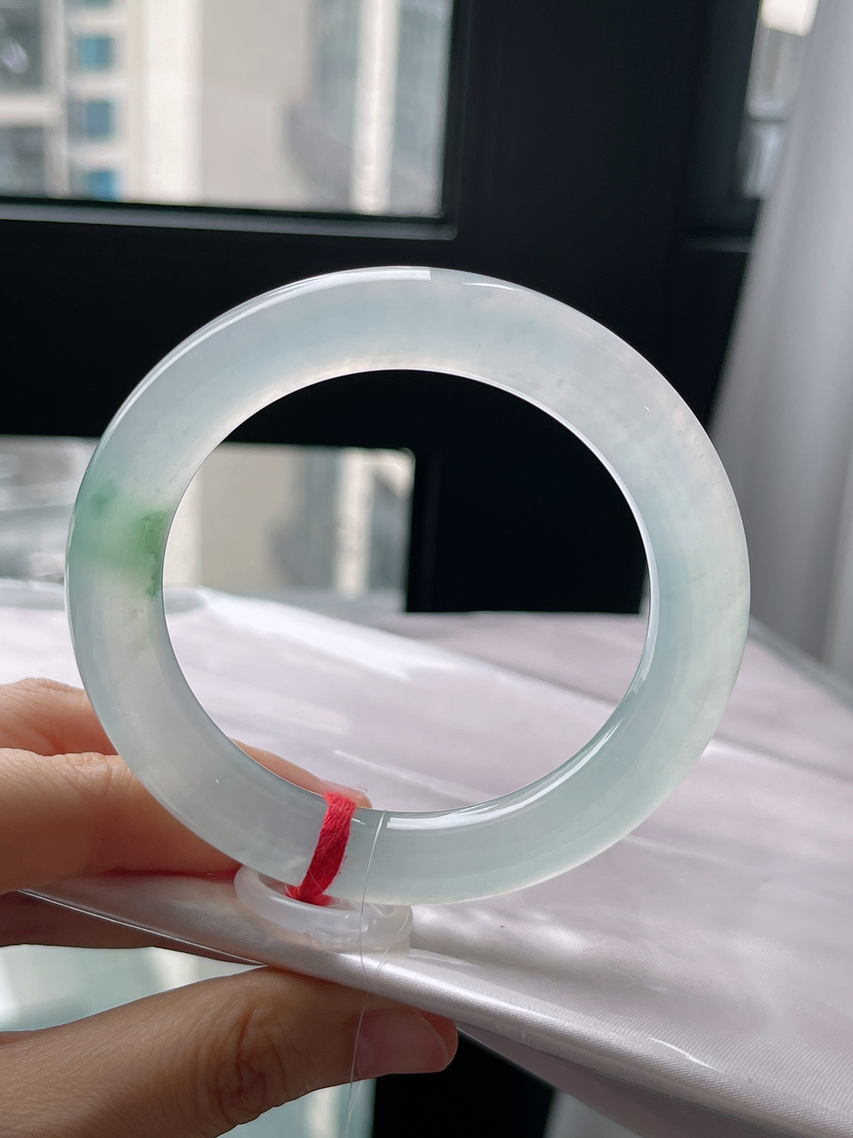 圆镯56.6圈口，翡翠冰种飘绿手镯