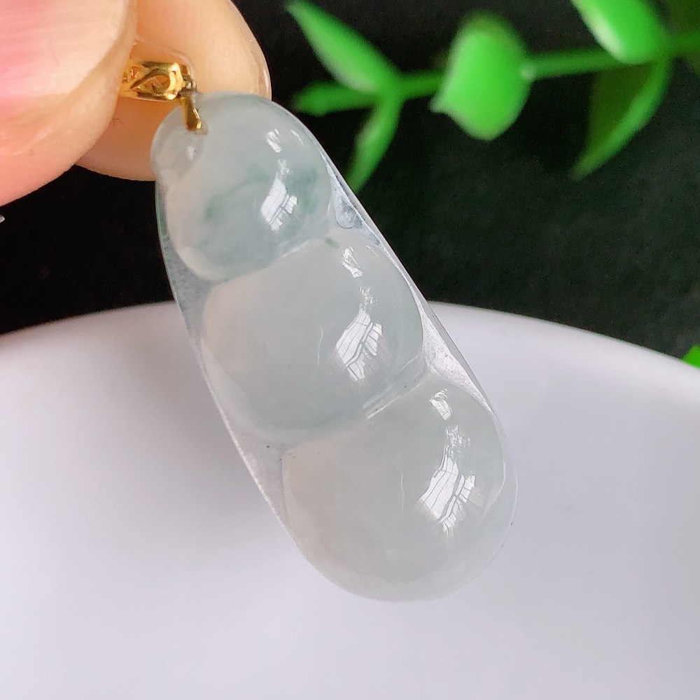 18k金扣冰润飘花福豆翡翠挂件，老种飘花  冰清玉洁  胶感十足  寓意“四季平安，福气满满”颜色鲜艳，清新自然，饱满通透   W49.13  尺寸：29.5-13-5.5mm