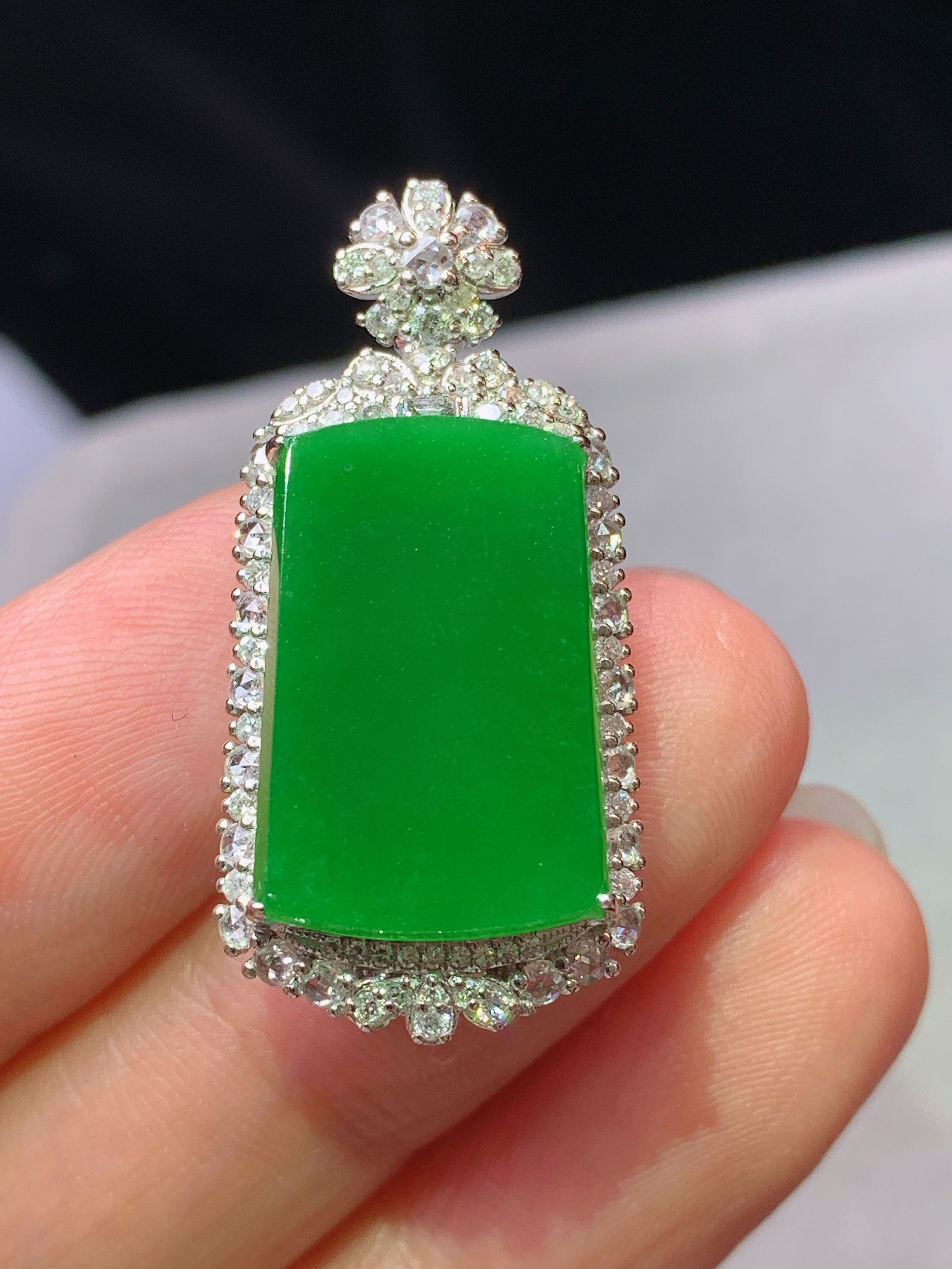 18k金钻镶嵌满绿无事牌吊坠 玉质细腻 水润亮眼 色泽艳丽 整体尺寸30.6*14.8*9m5