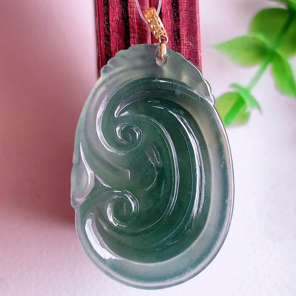 18k金扣蓝冰吉祥如意翡翠吊坠  寓意“万事如意，吉祥如意,福寿绵长 心想事成”饱满大气，通透水润  W49.13  尺寸：31.8-21.5-3.8mm