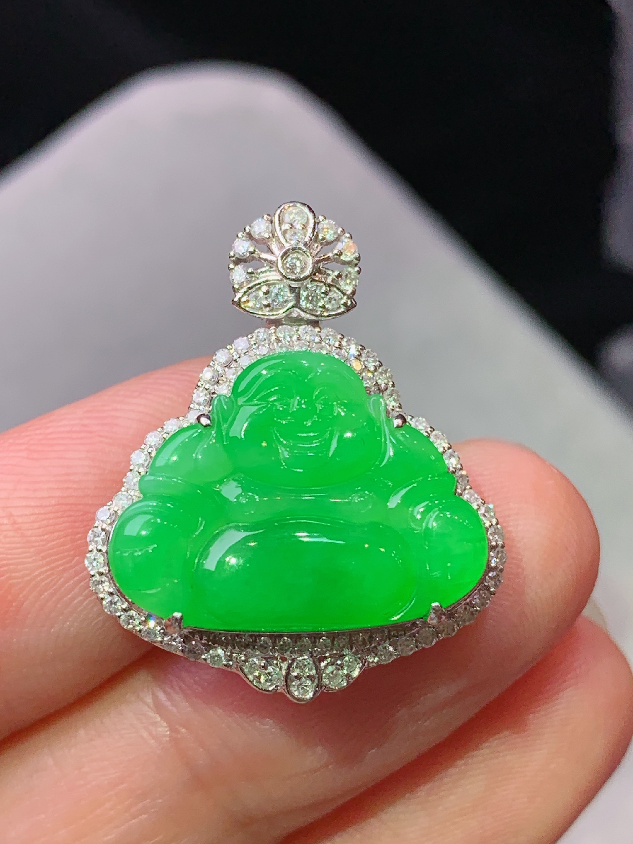 18k金钻镶嵌满阳绿佛公吊坠 玉质细腻 色泽艳丽清新 水润亮眼 整体尺寸25*20.6*8L2