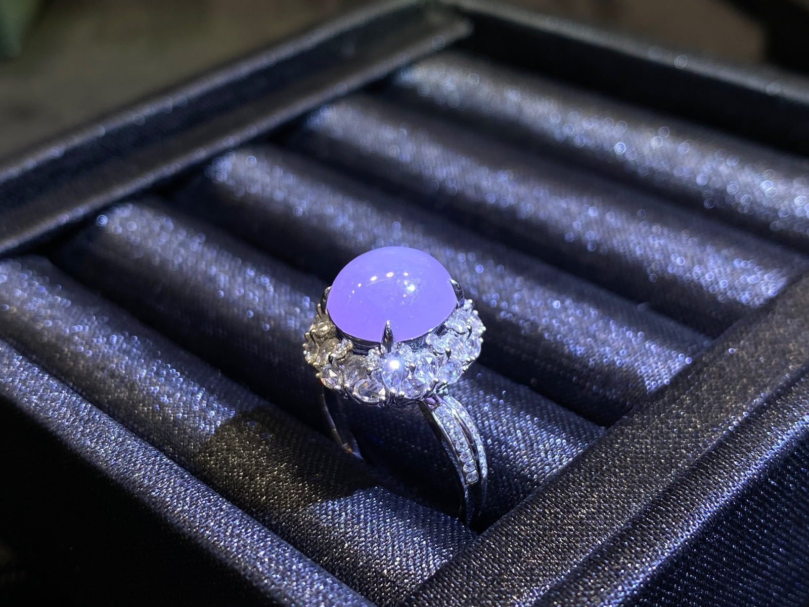  18k金镶嵌紫罗兰·蛋面
胖鼓浓紫蛋戒，紫韵在指尖流转，温柔又有存在感..