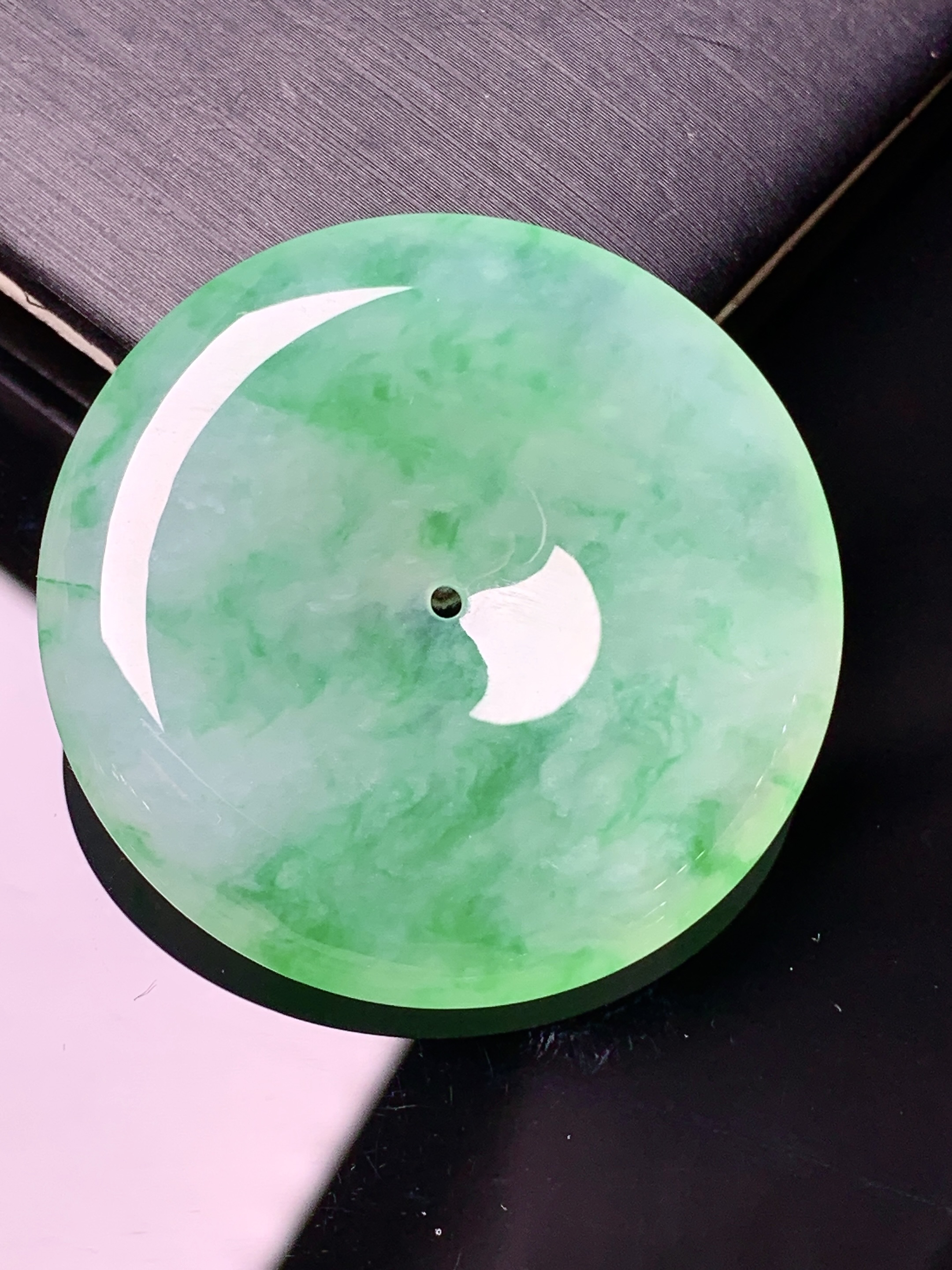 飘绿平安扣吊坠 玉质细腻 水润亮眼 色泽艳丽 整体尺寸36.2*6x1