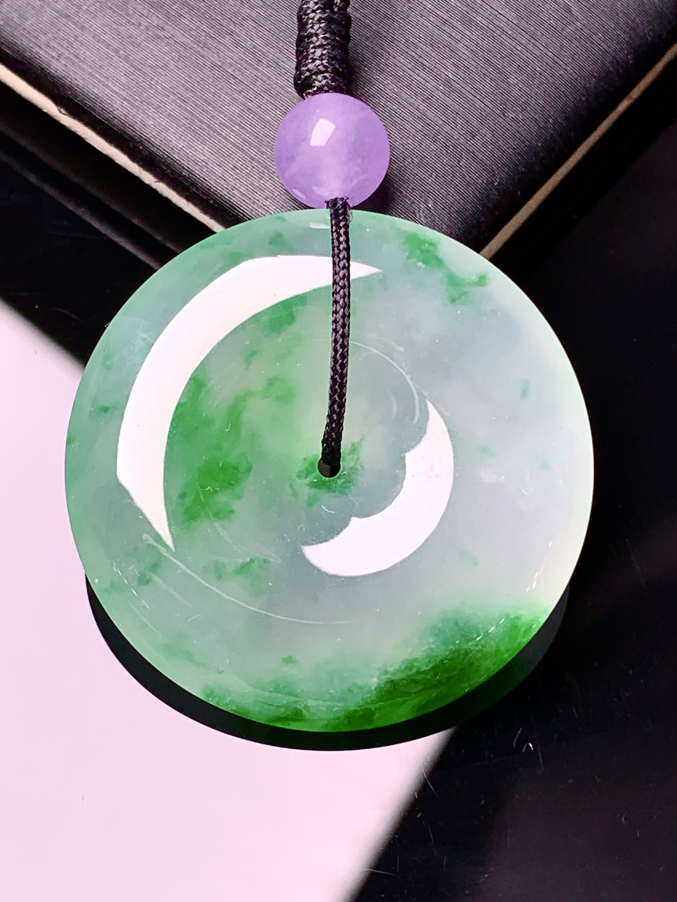 飘绿平安扣吊坠 玉质细腻 色泽艳丽清新 水润亮眼 整体尺寸28.5*5.6d3