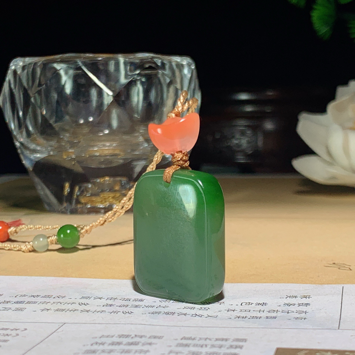 和田玉阳绿俄罗斯碧玉平安无事牌挂件。尺寸26/20/8重14克 玉质细腻油润 底色纯净 脂粉好，品质好。lt260413