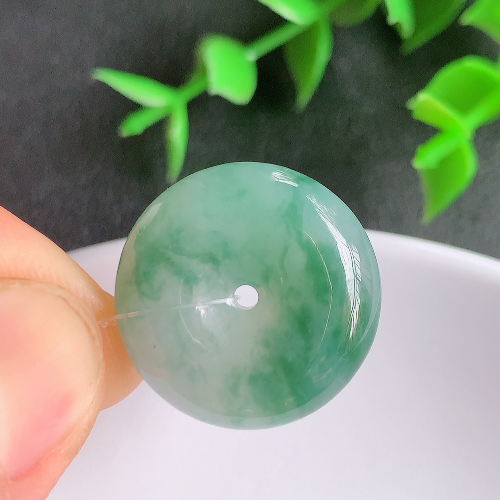 冰润飘花平安扣吊坠，厚装饱满，冰润剔透，细腻水足，种质润泽，飘花灵动，佩戴优雅大气，W49.13   尺寸：21.5-6.2mm