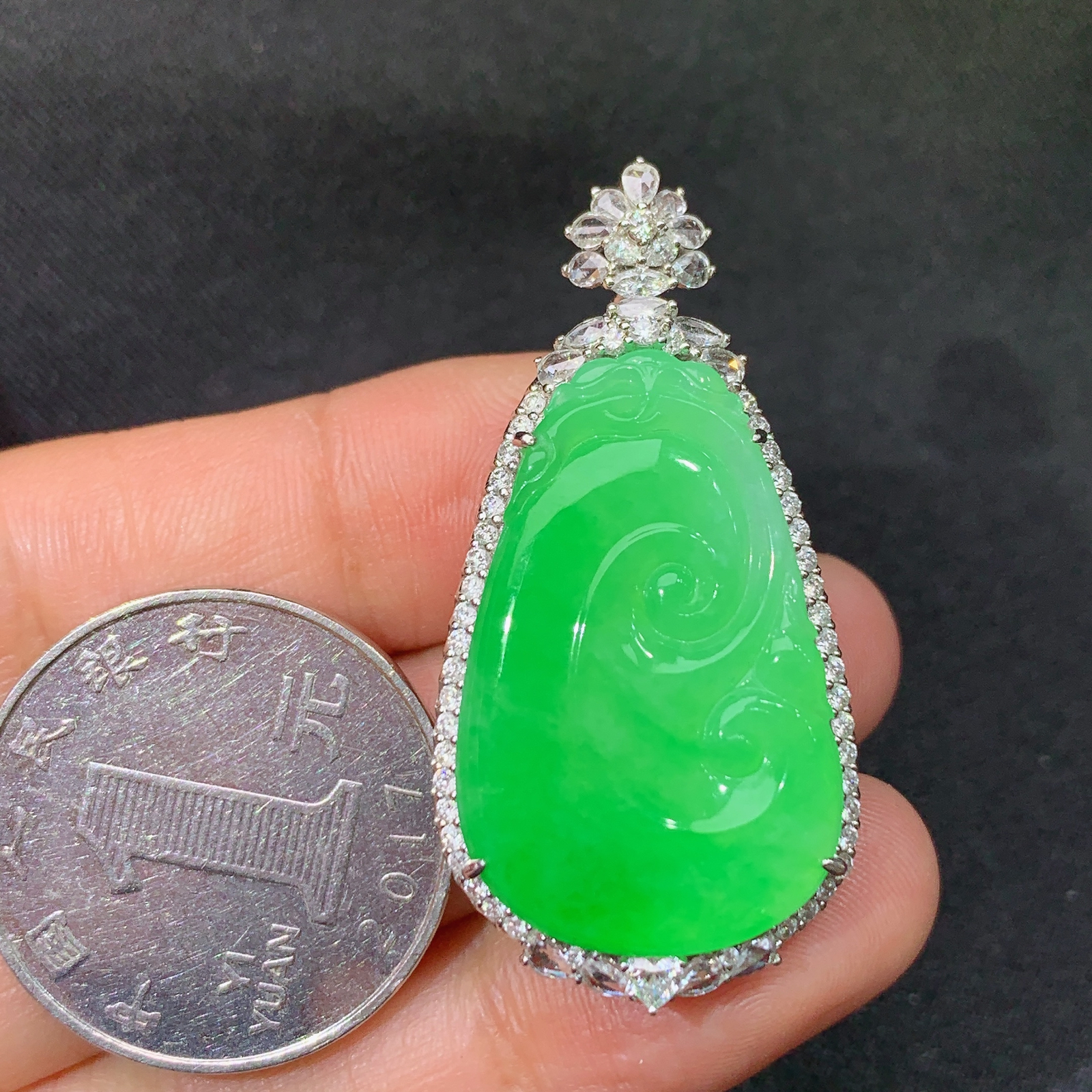 冰阳绿如意吊坠，18k金镶嵌，冰润色阳，玉质细腻，种水足，L6 尺寸41.6*21.1*9