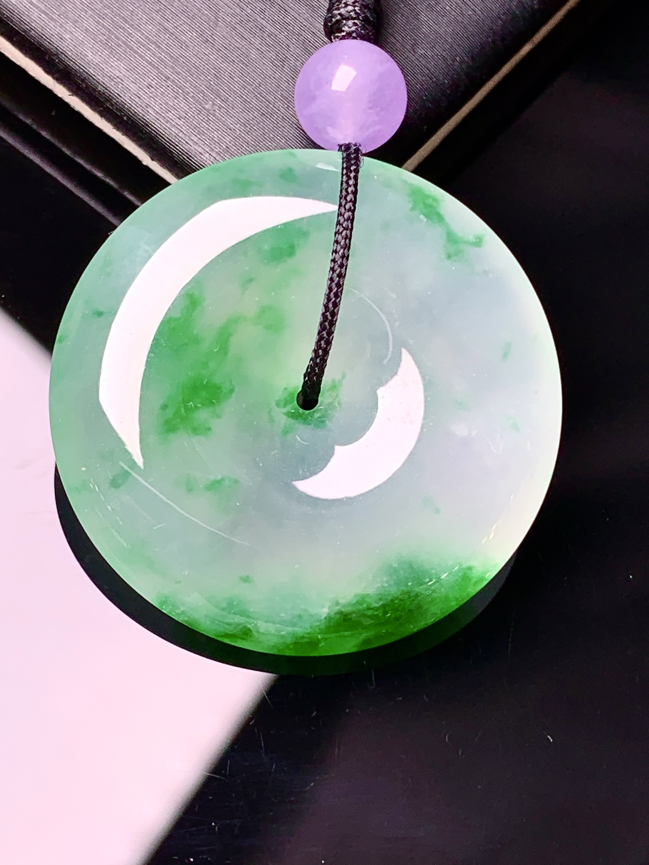 飘绿平安扣吊坠 玉质细腻 色泽艳丽清新 水润亮眼 整体尺寸28.5*5.6d3