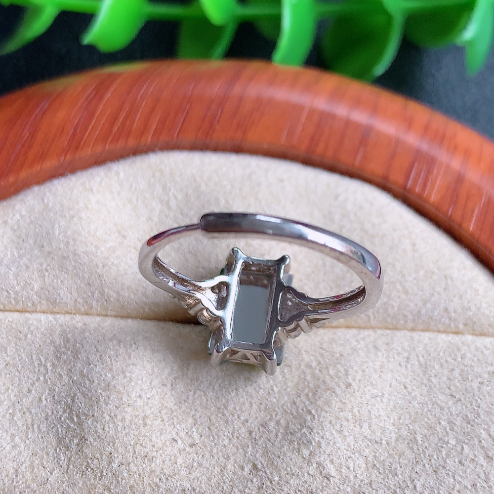 冰润满绿精美环形翡翠戒指  玉质细腻  冰清玉润  飘花灵动  颜色漂亮  W481.13  内径尺寸：17.5-10.9-5.5mm  裸石尺寸：9.2-6.6mm