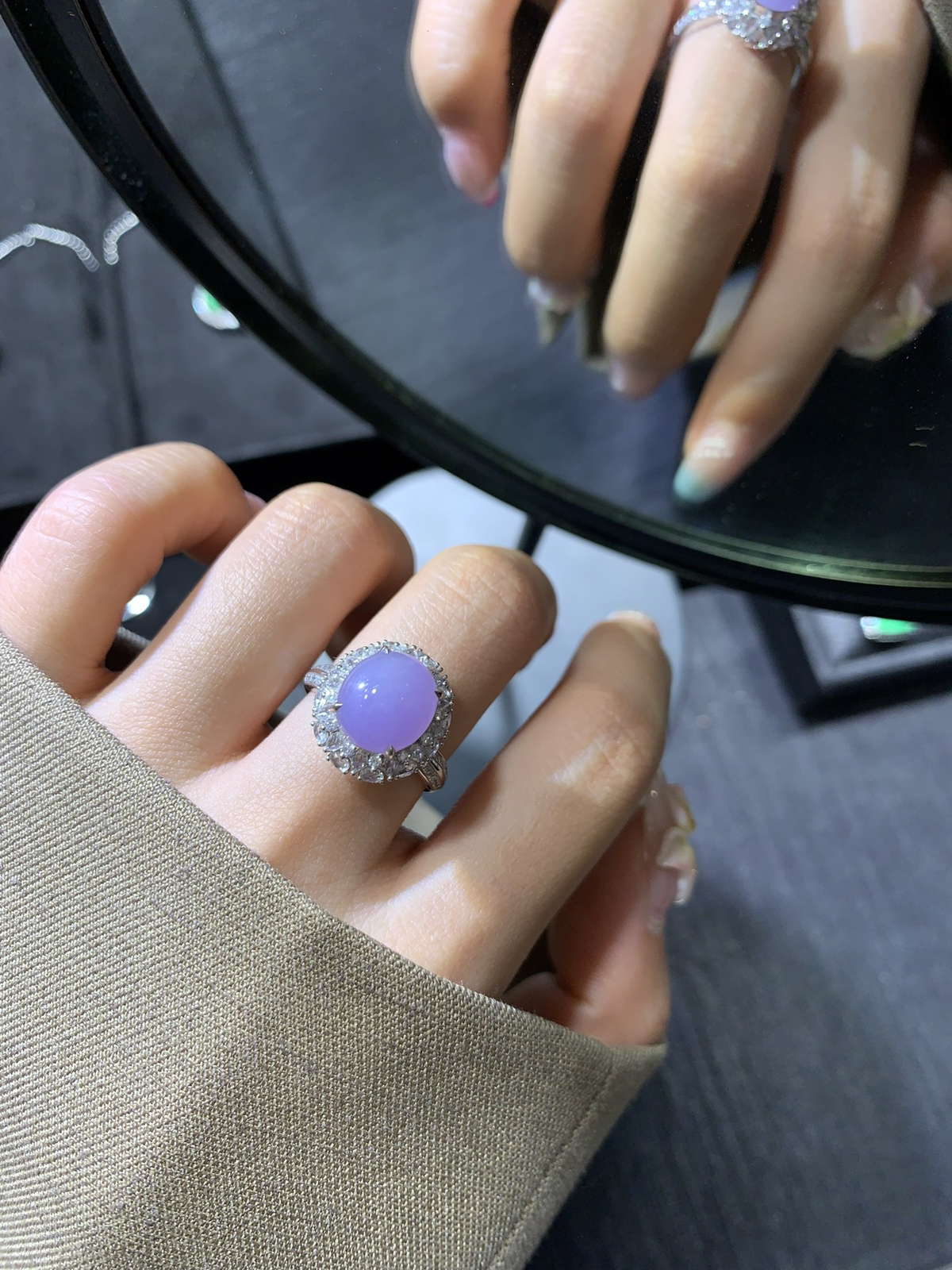  18k金镶嵌紫罗兰·蛋面
胖鼓浓紫蛋戒，紫韵在指尖流转，温柔又有存在感..