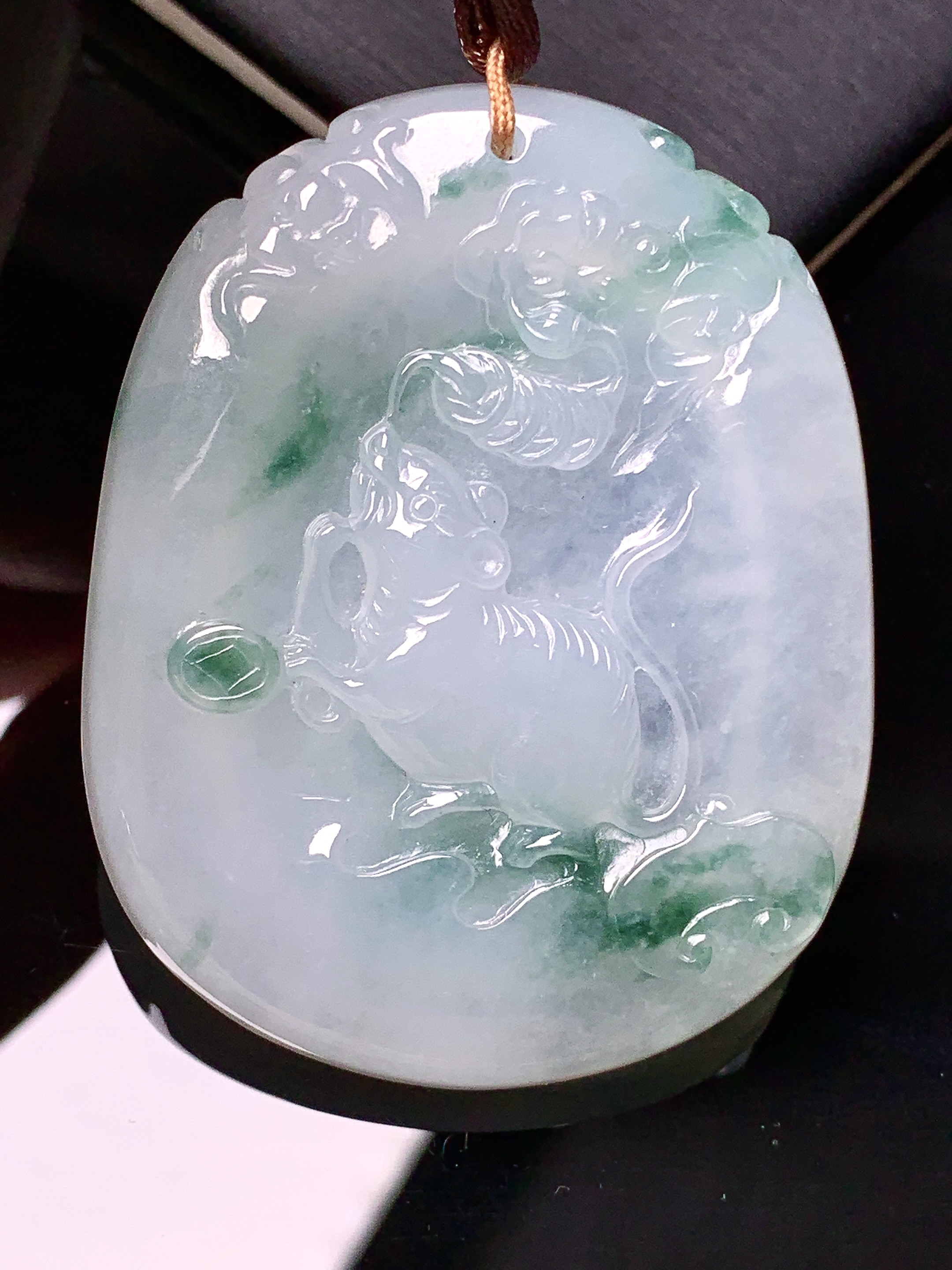 飘绿生肖鼠吊坠 玉质细腻 水润亮眼 色泽艳丽 整体尺寸51.3*40.8*6.2b2