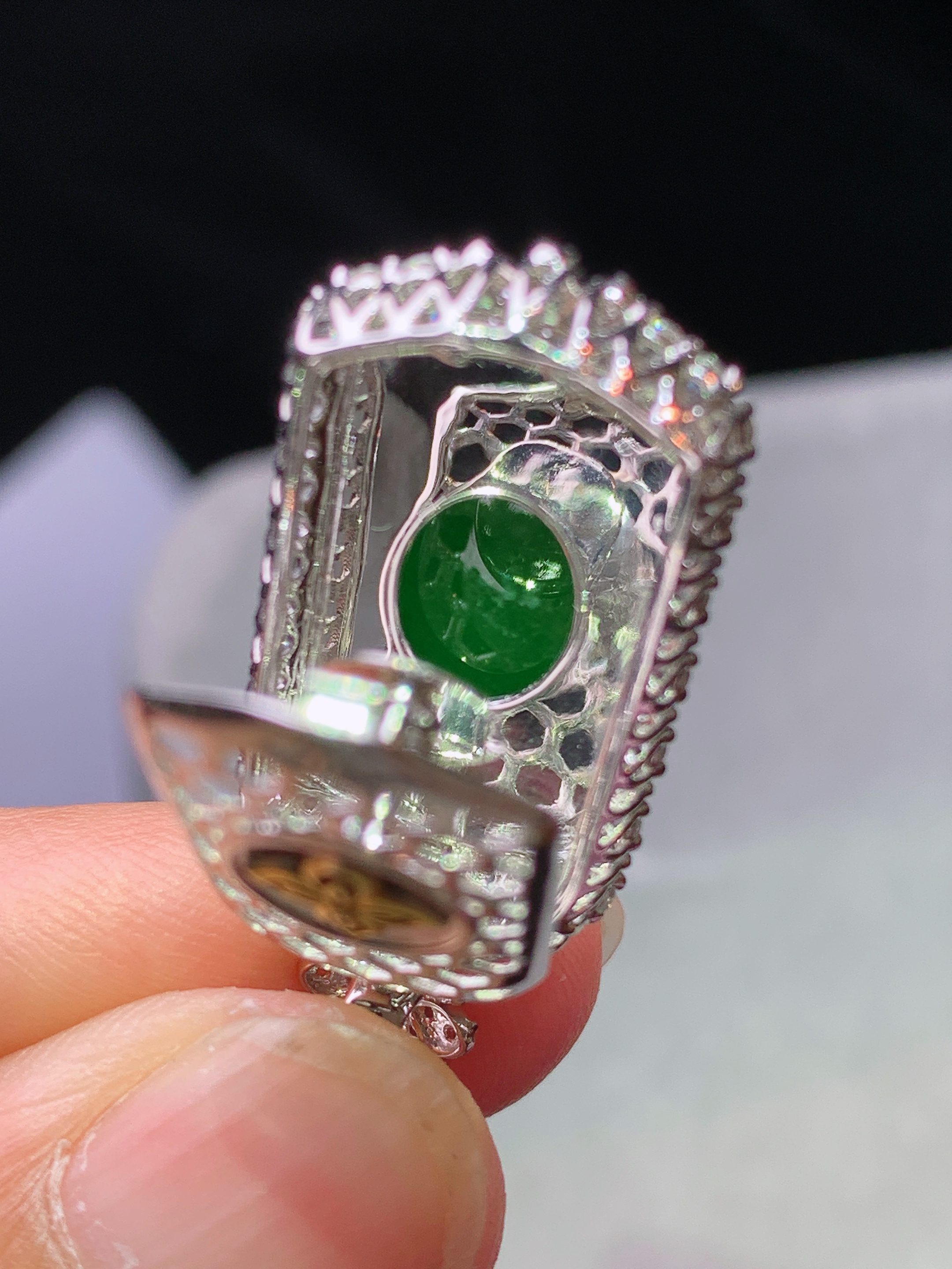 18k金钻镶嵌满绿无事牌吊坠 玉质细腻 水润亮眼 色泽艳丽 整体尺寸30.6*14.8*9m5