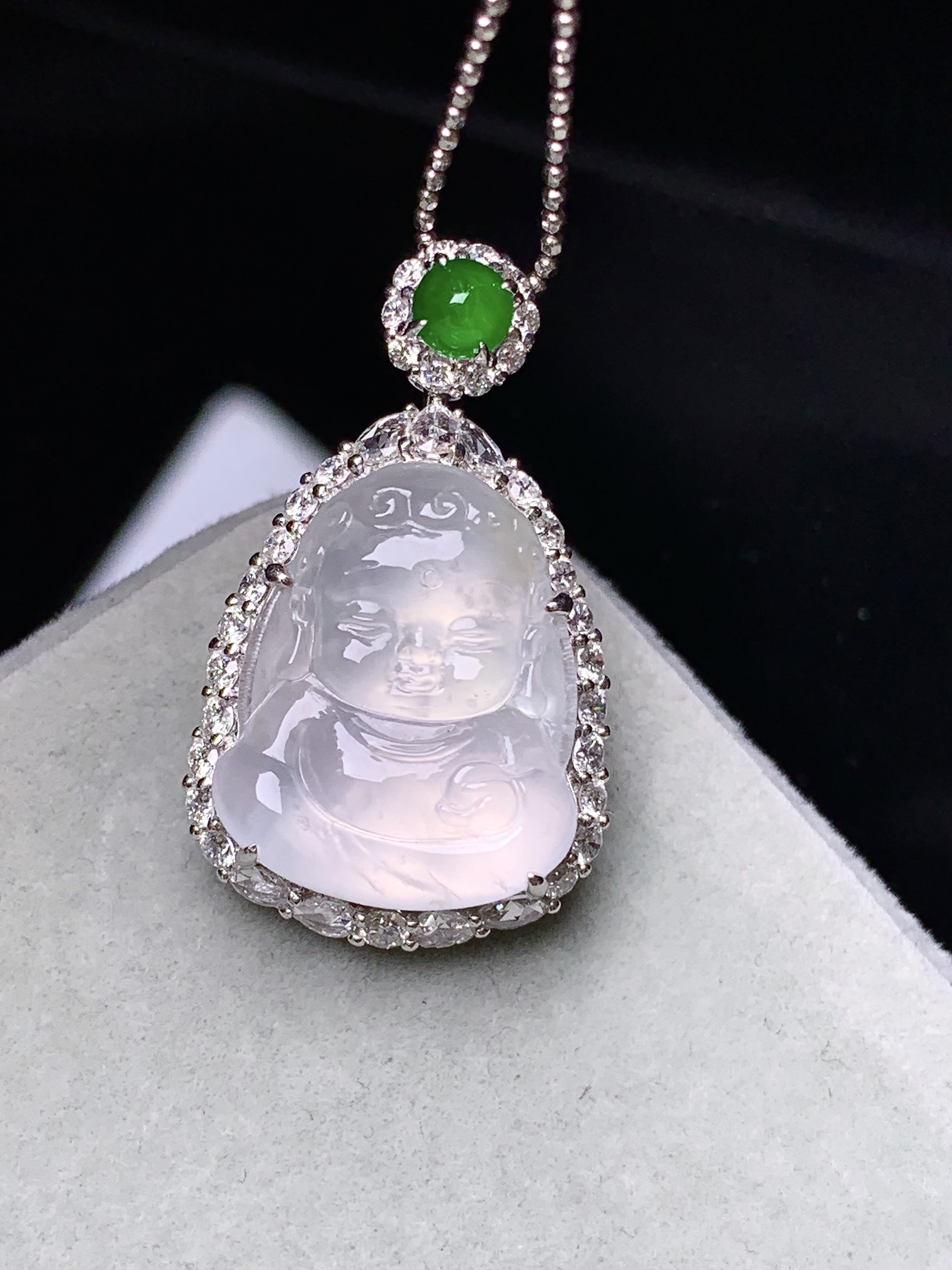 18k金钻镶嵌冰种宝宝佛公吊坠 玉质细腻 水润亮眼 色泽艳丽 整体尺寸28*16.8*9.8m5