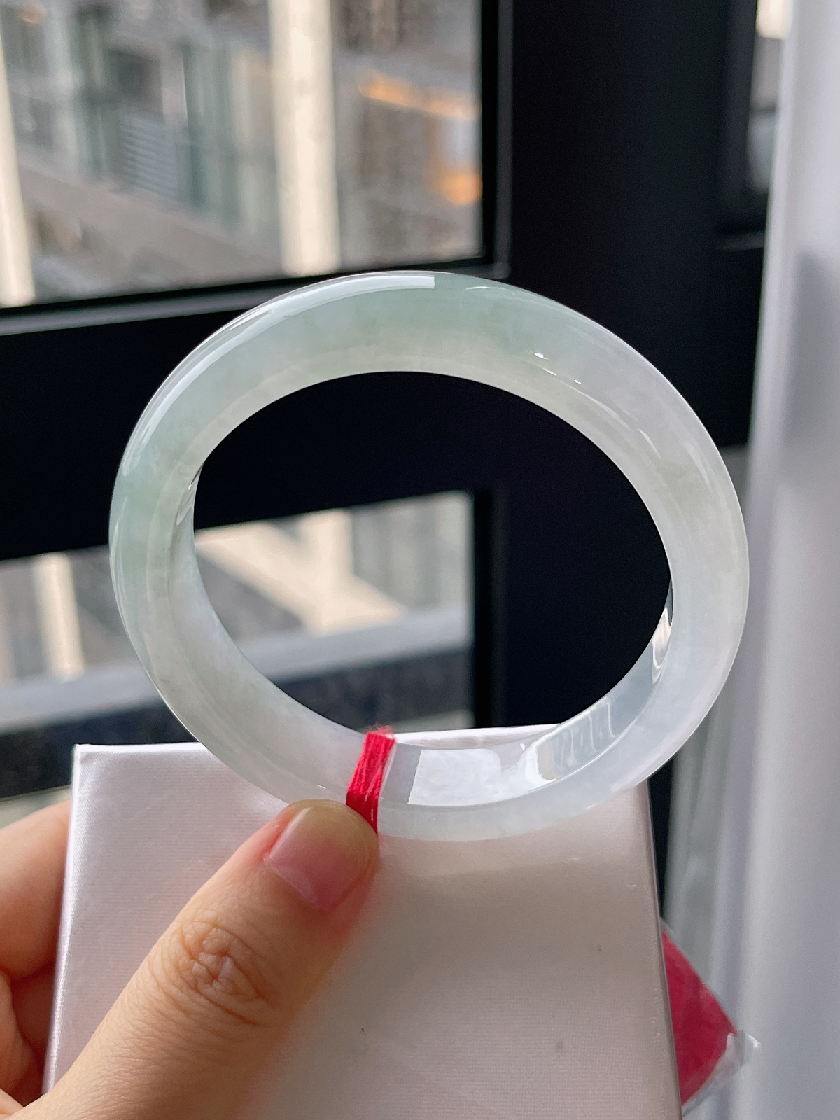 正圈57圈口，翡翠冰糯种淡绿色手镯