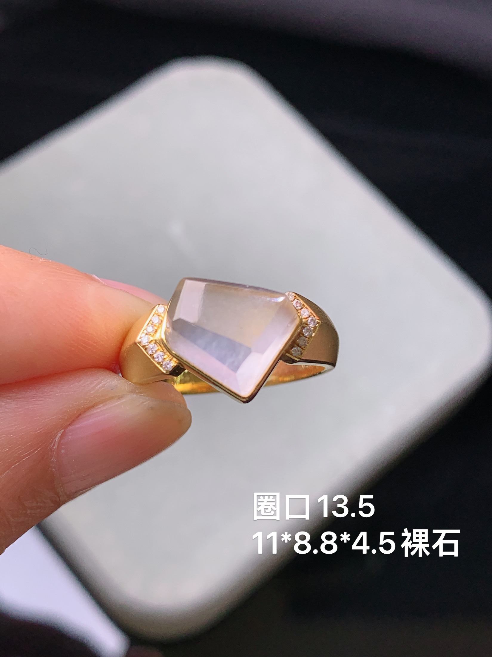 18k金钻镶嵌冰种随形戒指 玉质细腻 水润亮眼 色泽艳丽 圈口13.5 裸石尺寸11*8.8*4.5m5