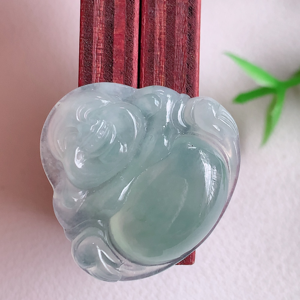 冰润佛公挂件 玉质细腻  精雕弥勒佛，笑佛福耳垂肩，面相喜庆，开怀大笑，憨态可掬。惟妙惟肖，寓意福禄双全，吉祥美满，笑口常开 W357.13 尺寸：23.3-24.8-5.2mm