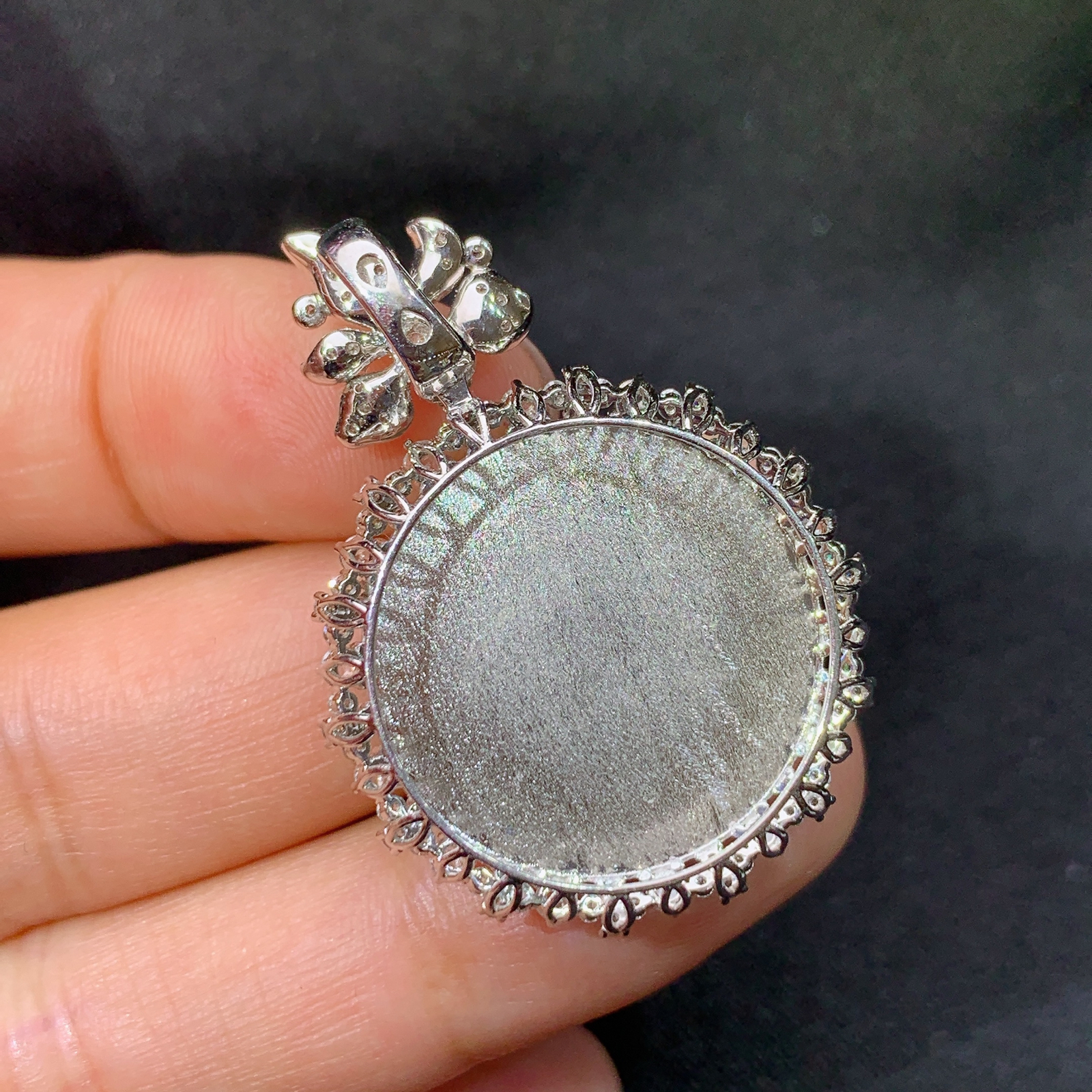 冰翠绿平安扣吊坠，18k金镶嵌，冰润色阳，玉质细腻，种水足，尺寸37*25.9*9.4