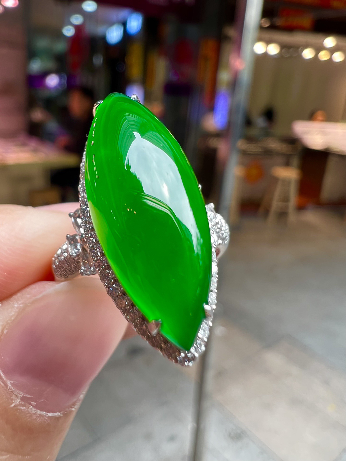 【满色戒指 色泽艳丽】
18K金奢华满钻  种好品质细腻