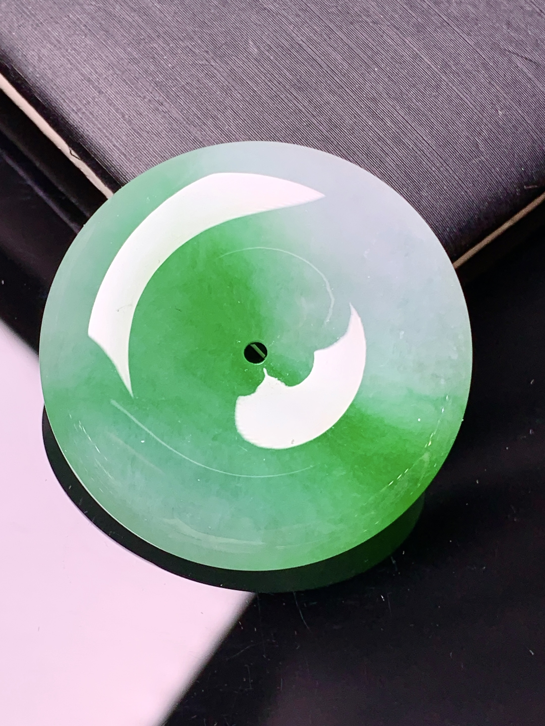 飘阳绿平安扣吊坠 玉质细腻 水润亮眼 色泽艳丽 整体尺寸30.5*6.2x1