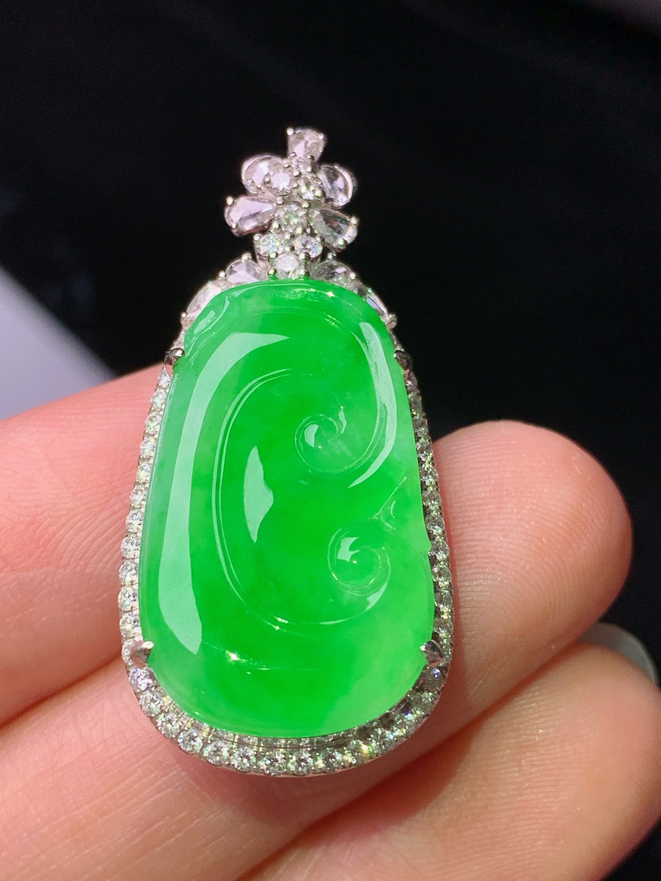 18k金钻镶嵌冰阳绿如意吊坠 玉质细腻 色泽艳丽清新 水润亮眼 整体尺寸34.5*16.3*8.6s1