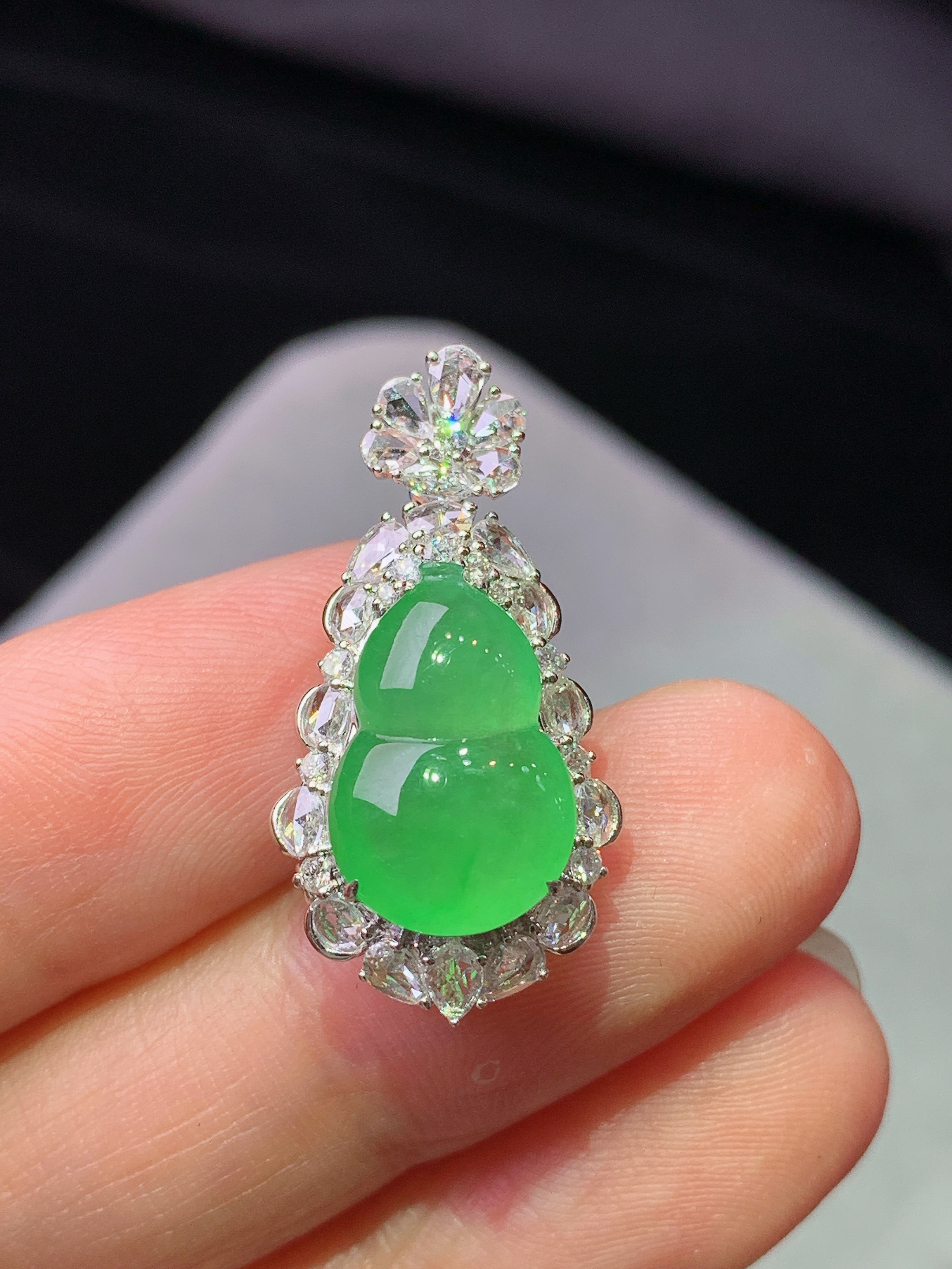 18k金钻镶嵌冰阳绿葫芦吊坠 玉质细腻 水润亮眼 色泽艳丽 整体尺寸27*13.6*10.3k1