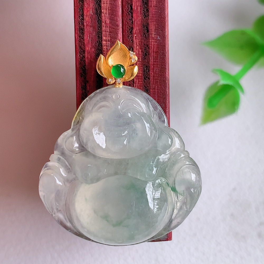 18k金扣冰润飘花佛公挂件 玉质细腻  精雕弥勒佛，笑佛福耳垂肩，面相喜庆，开怀大笑，憨态可掬。惟妙