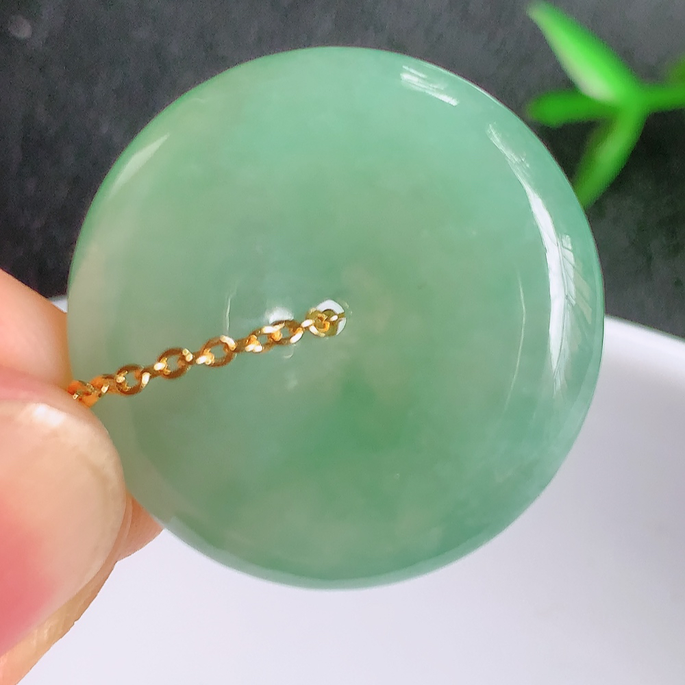 冰润平安扣吊坠，厚装饱满，冰润剔透，细腻水足，种质润泽，飘花灵动，佩戴优雅大气，W357.13   尺寸：24.5-5.7mm