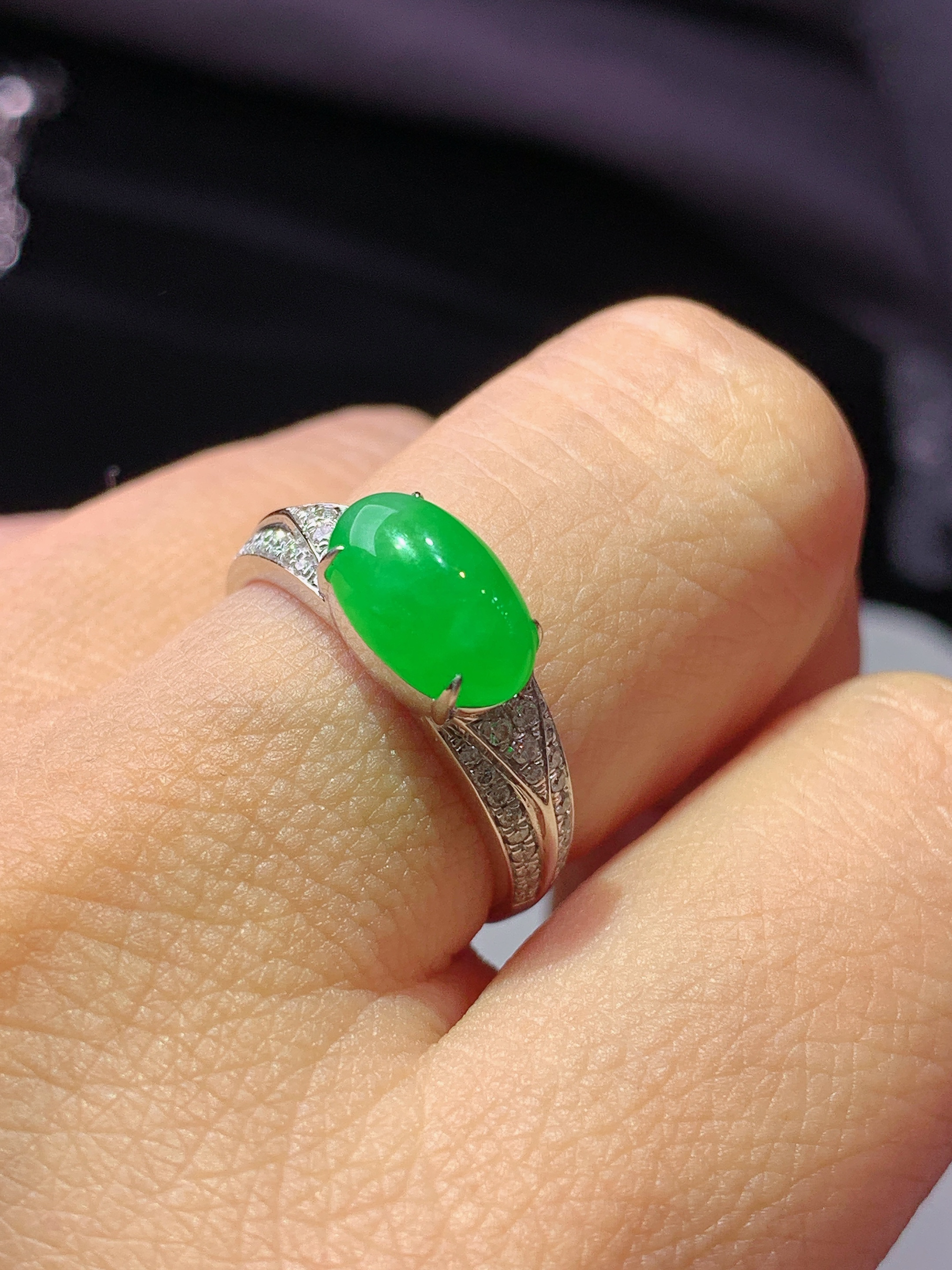 18k金钻镶嵌阳绿蛋面戒指 玉质细腻 水润亮眼 色泽艳丽 圈口14 整体尺寸9.8*6*4.3m5