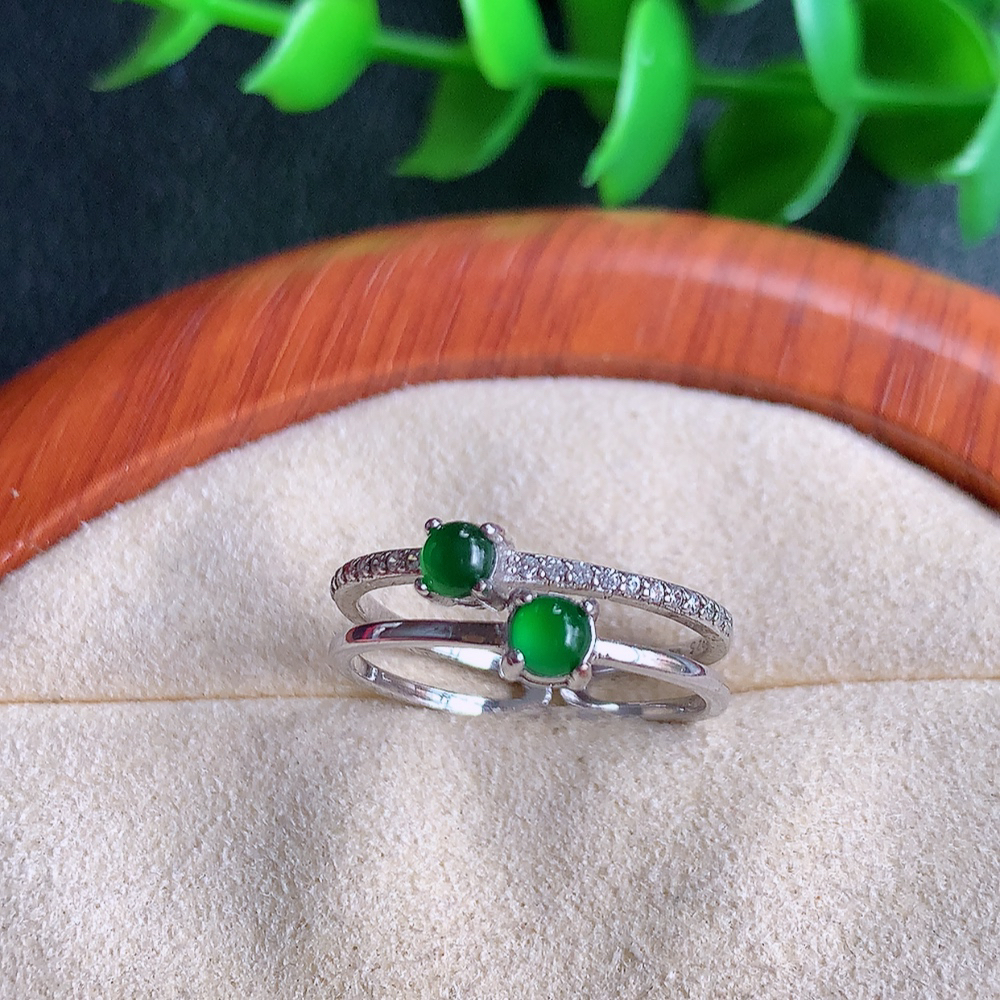 冰润满绿精美环形翡翠戒指  玉质细腻  冰清玉润  飘花灵动  颜色漂亮  W481.13  内径尺寸：17-6-3.6mm  裸石尺寸：3mm