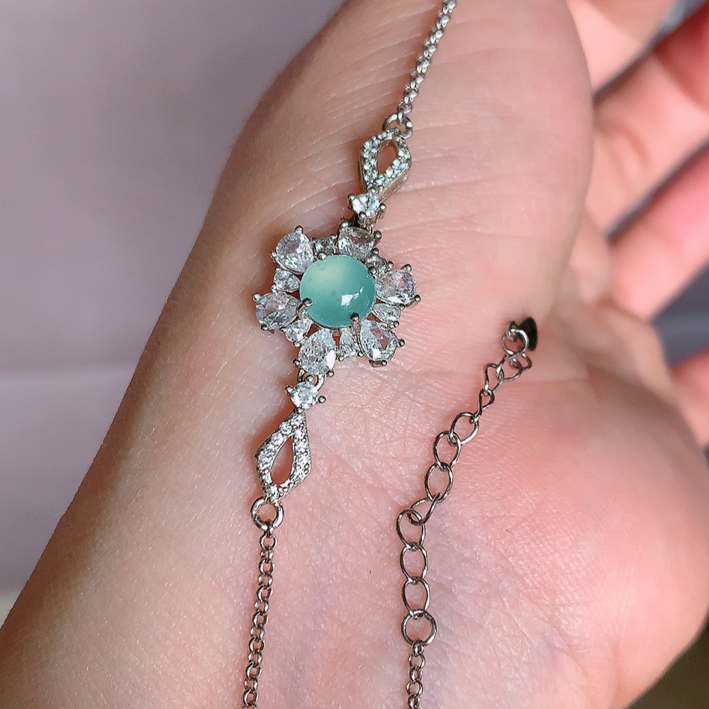 冰晴水翡翠蛋面手链，水水润润，珠圆玉润，颜色鲜艳，妙明清净，清秀高雅，佩戴效果优雅迷人！性价比超值 W481.13  整体尺寸：13.3-13.5-5.2mm    裸石尺寸：6mm