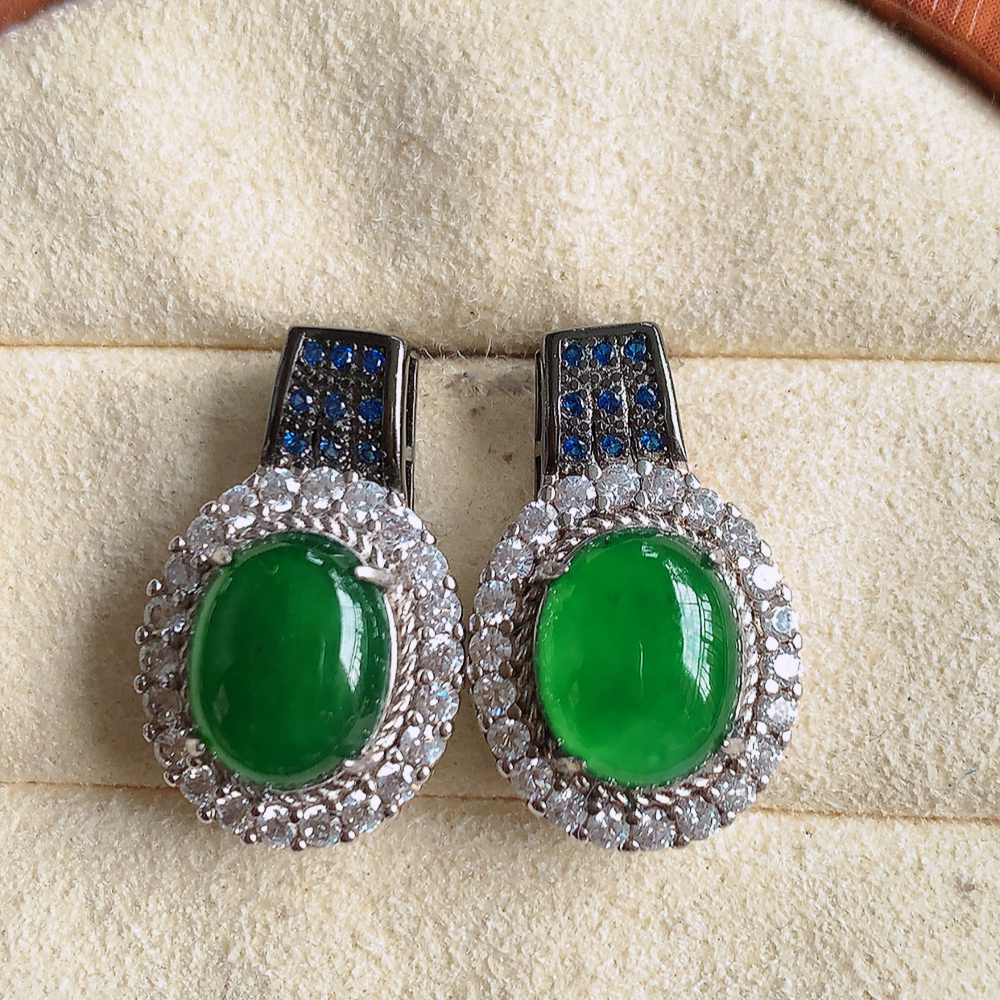 冰满绿翡翠925银镶嵌耳坠，自然光实拍，翠色灵动，颜色漂亮，种老水足，品相佳，佩戴佳品！W481.1