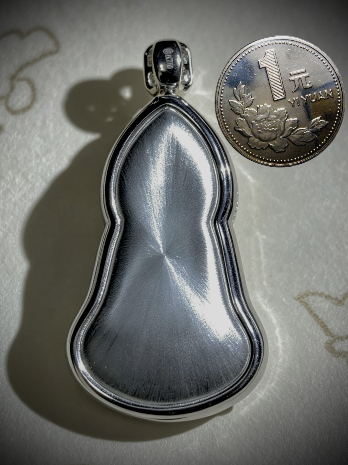 【观自在·一念清净】，观音菩萨，
裸石49.5-30.5-7mm，
整体60-30.5-12.5mm，28.58g，
18K金，南非钻，