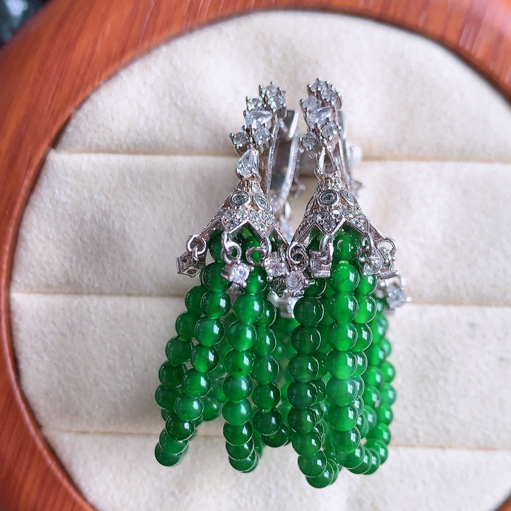 冰满绿翡翠925银镶嵌耳坠，自然光实拍，翠色灵动，颜色漂亮，种老水足，品相佳，佩戴佳品！W481.13 取一整体尺寸：41.5-30-12mm  裸石尺寸：3mm