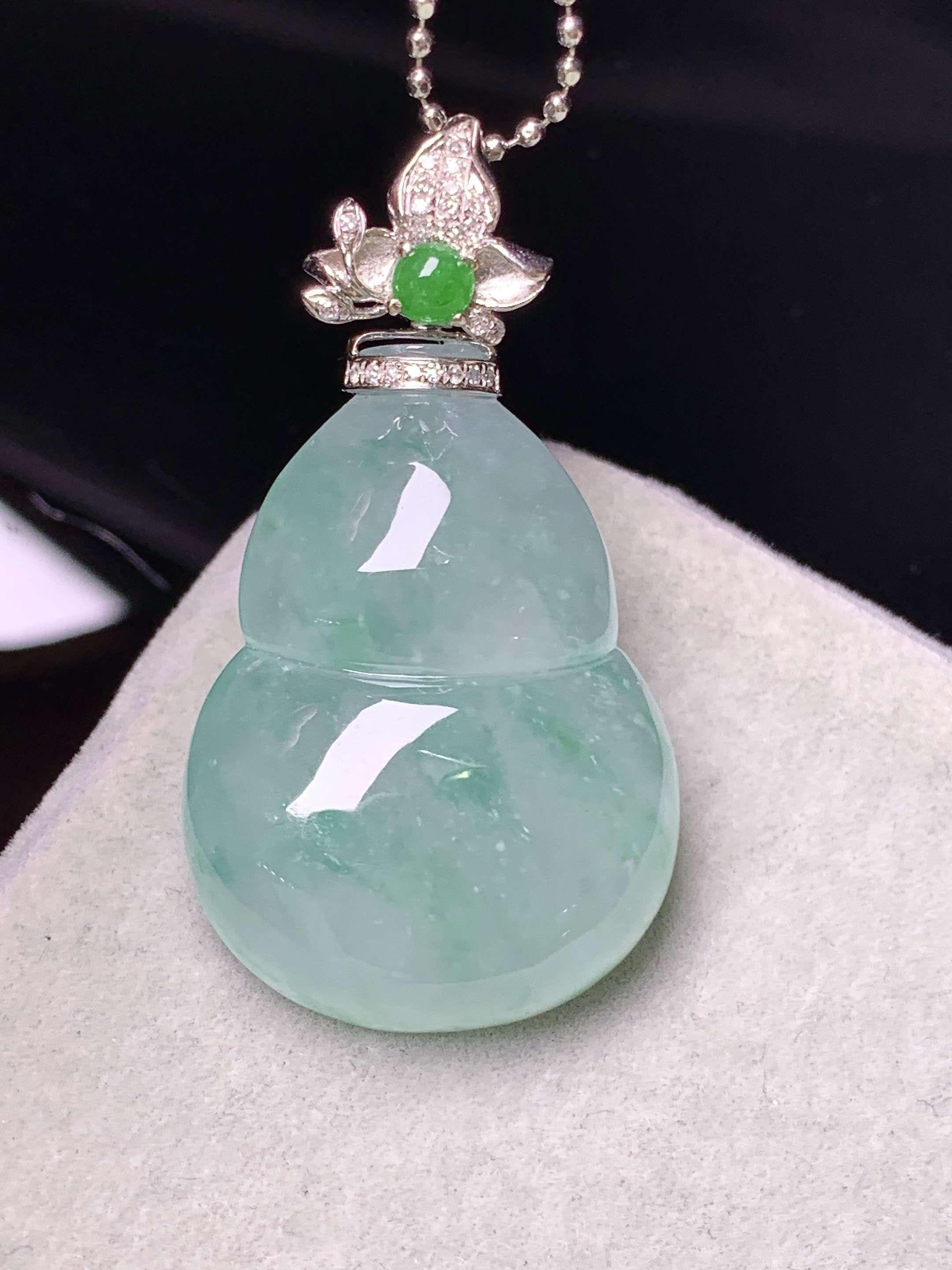 18k金钻镶嵌冰种飘花葫芦吊坠 玉质细腻 色泽艳丽清新 水润亮眼 整体尺寸37*20.3*6.8k1