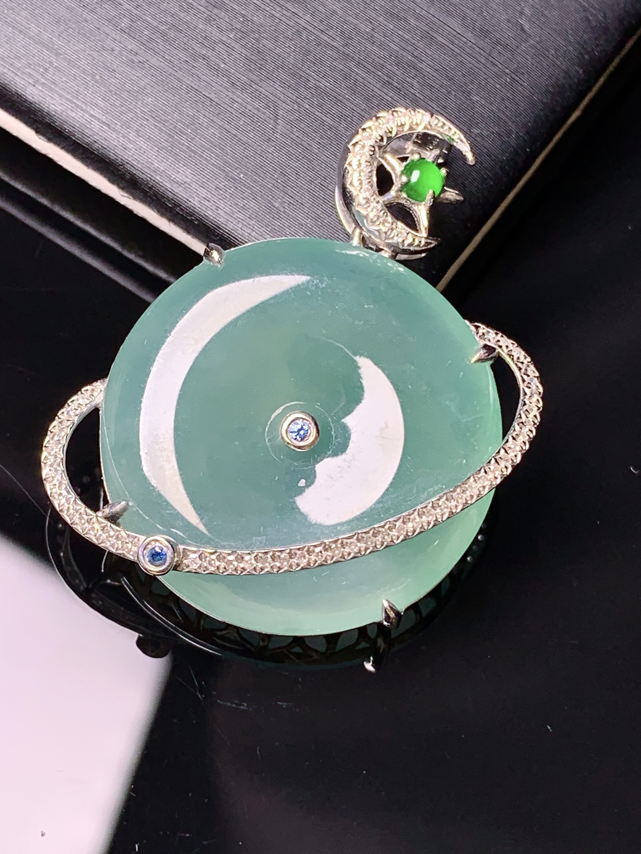 18k金钻镶嵌冰种晴绿平安扣吊坠 玉质细腻 水润亮眼 色泽艳丽 整体尺寸32*22.8*4.8t1