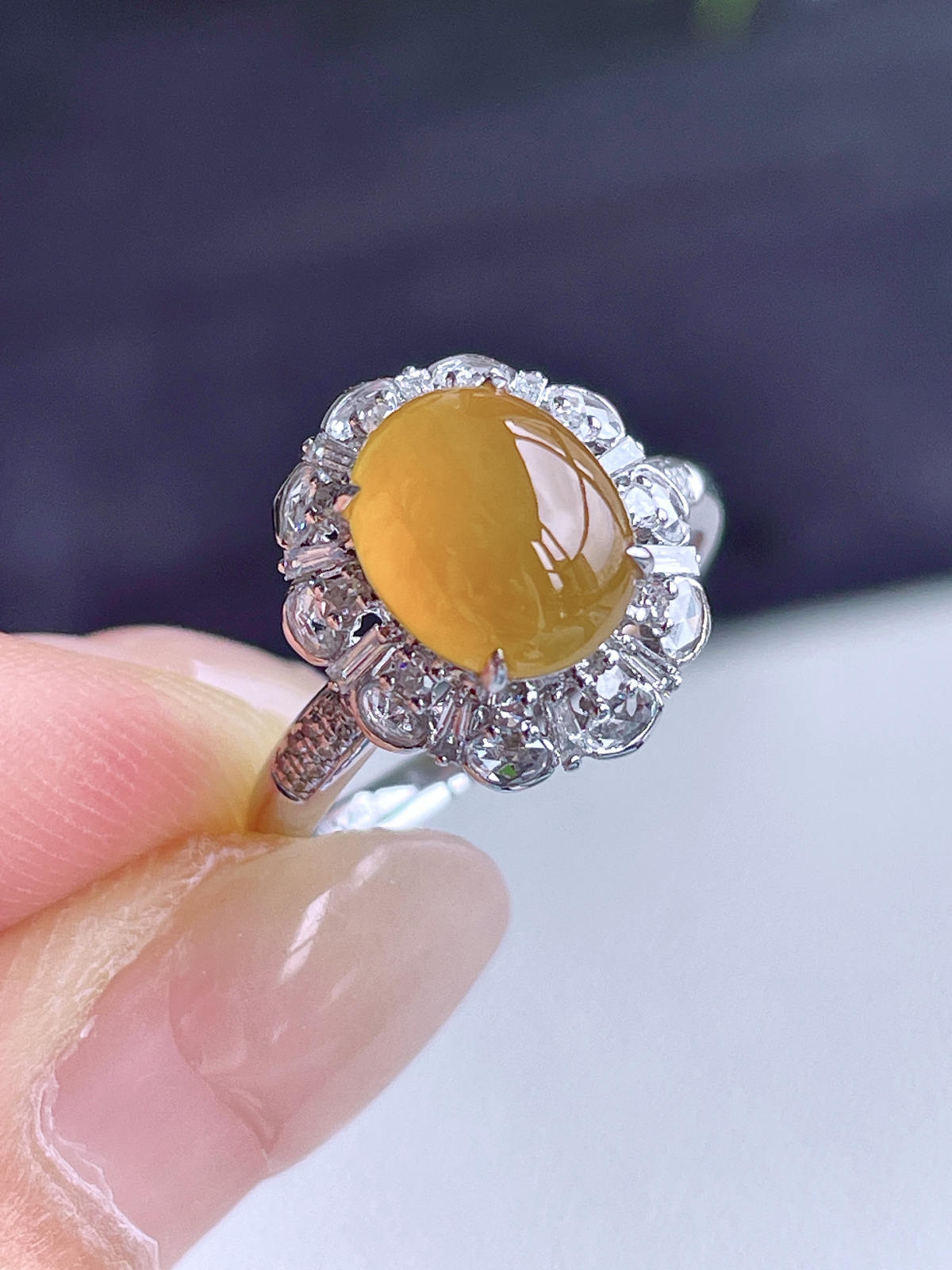 【镶嵌】高冰黄翡蛋面戒指 
【说明】缅料 18k金镶嵌 性价比高  
【整体】13.7-12.4-10
【裸石】8.7-7-5.7
【圈口】13号..