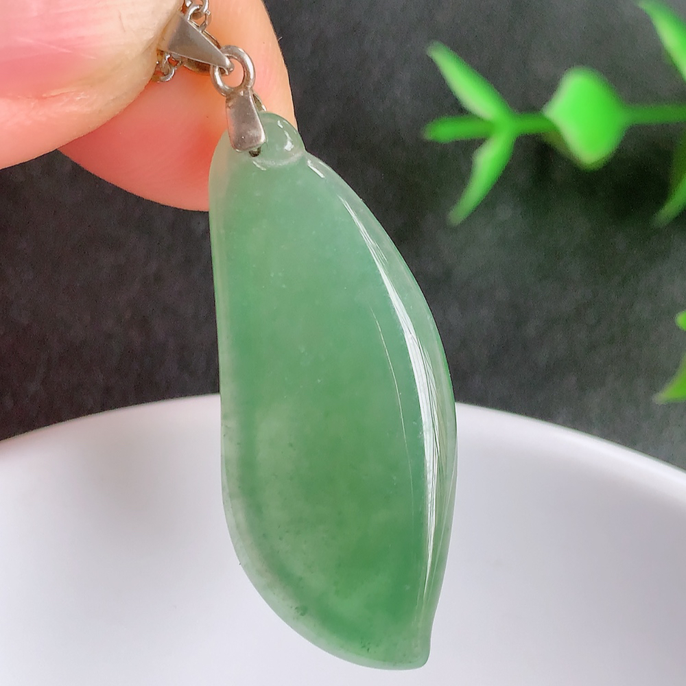冰润福瓜翡翠吊坠，呱呱来财，福气满满的美好寓意，清新自然  沁人心脾，造型独特，清秀高雅  925银饰扣头  W357.13  尺寸：34.8-14.8-3.8mm