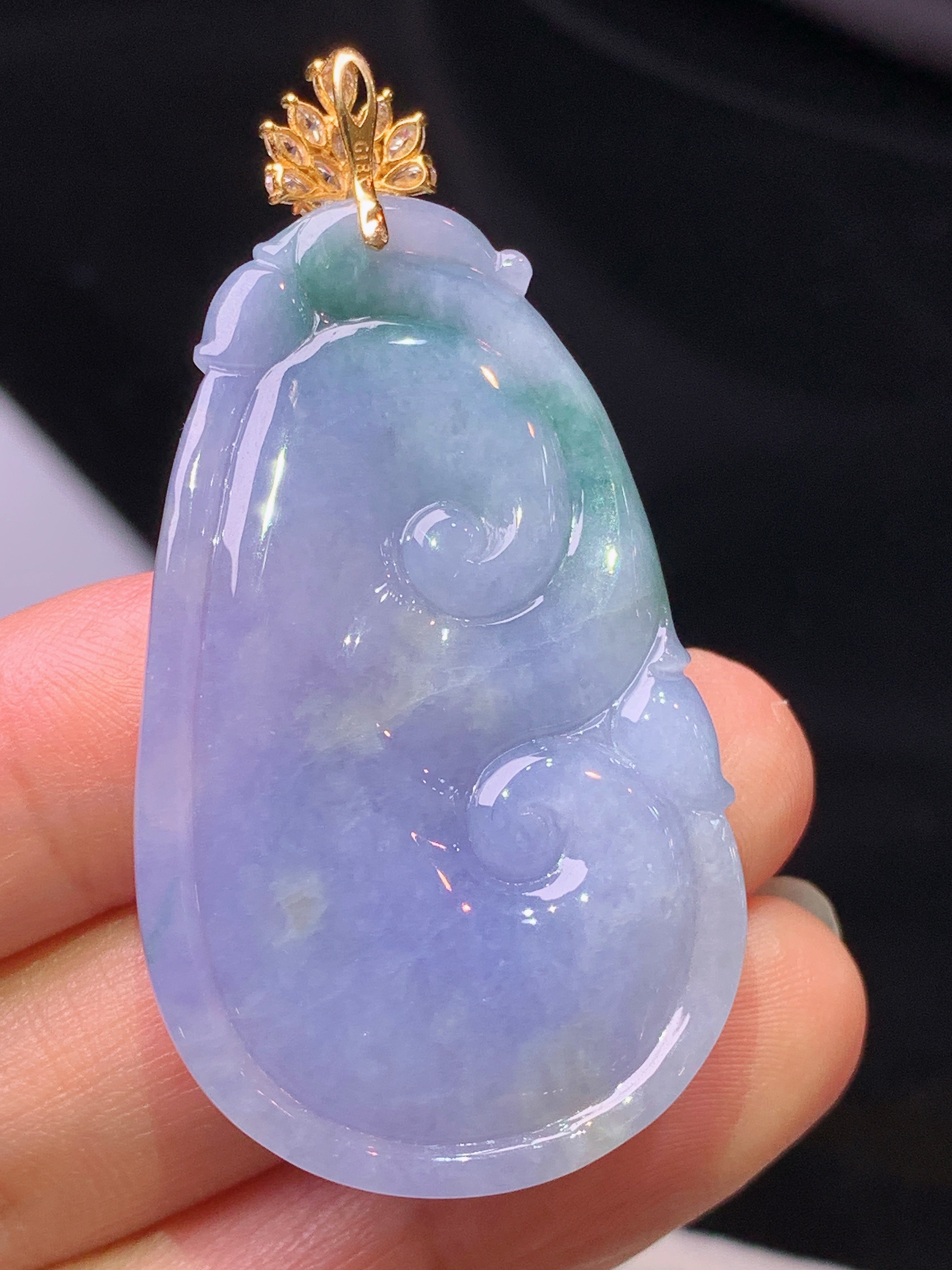 18k金钻镶嵌紫罗兰飘绿如意吊坠 玉质细腻 水润亮眼 色泽艳丽 整体尺寸51.3*26.6*7j1