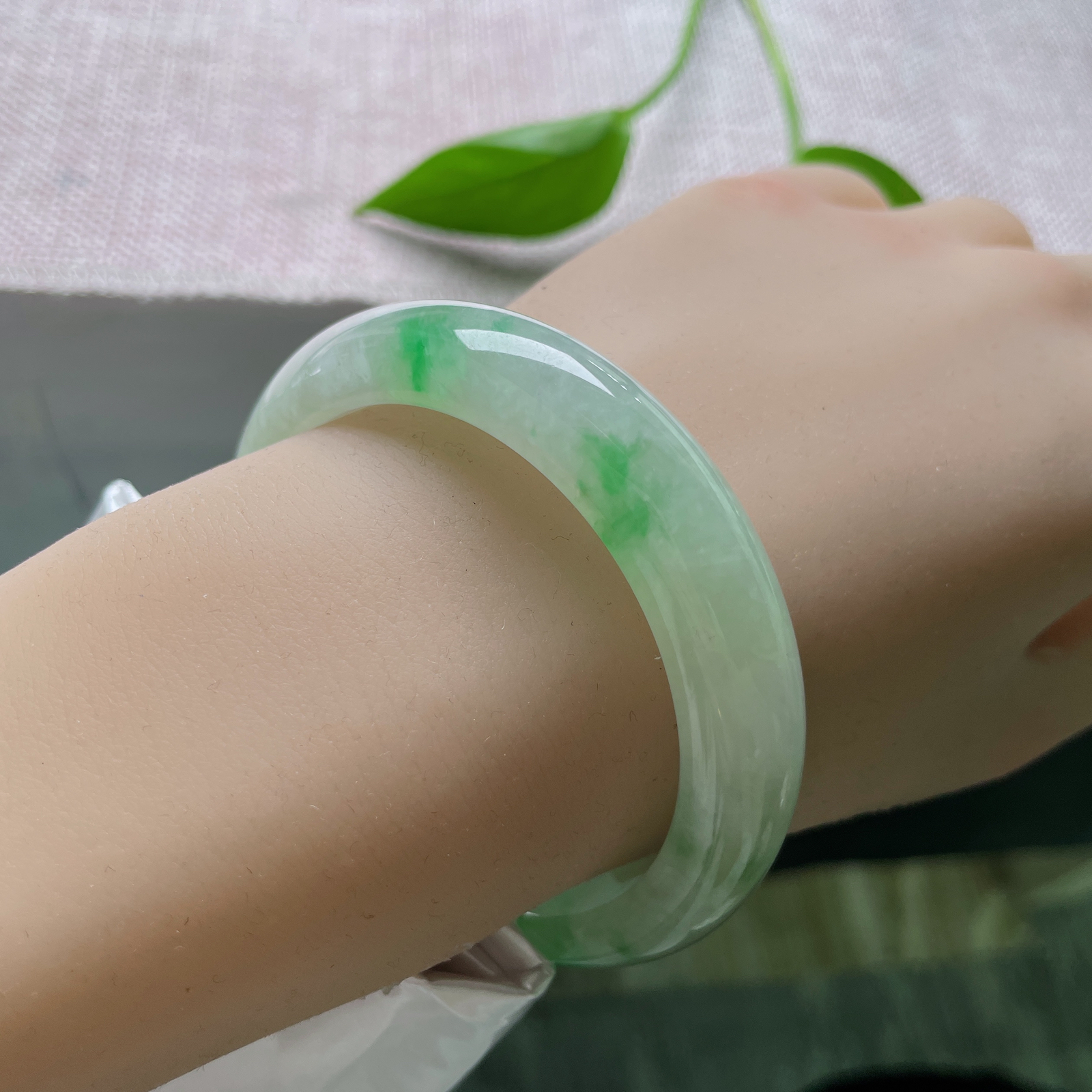 53.8/12.6/8，飘阳绿正圈，种老，晶莹剔透，翠色娇艳欲滴，晶体纹..