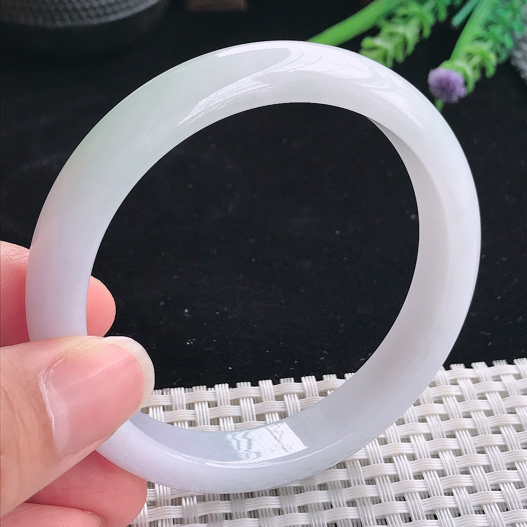 实拍A货翡翠59.8/11.7/8老坑秀气冰润飘绿手镯翡翠宽边玉镯平安镯美人镯