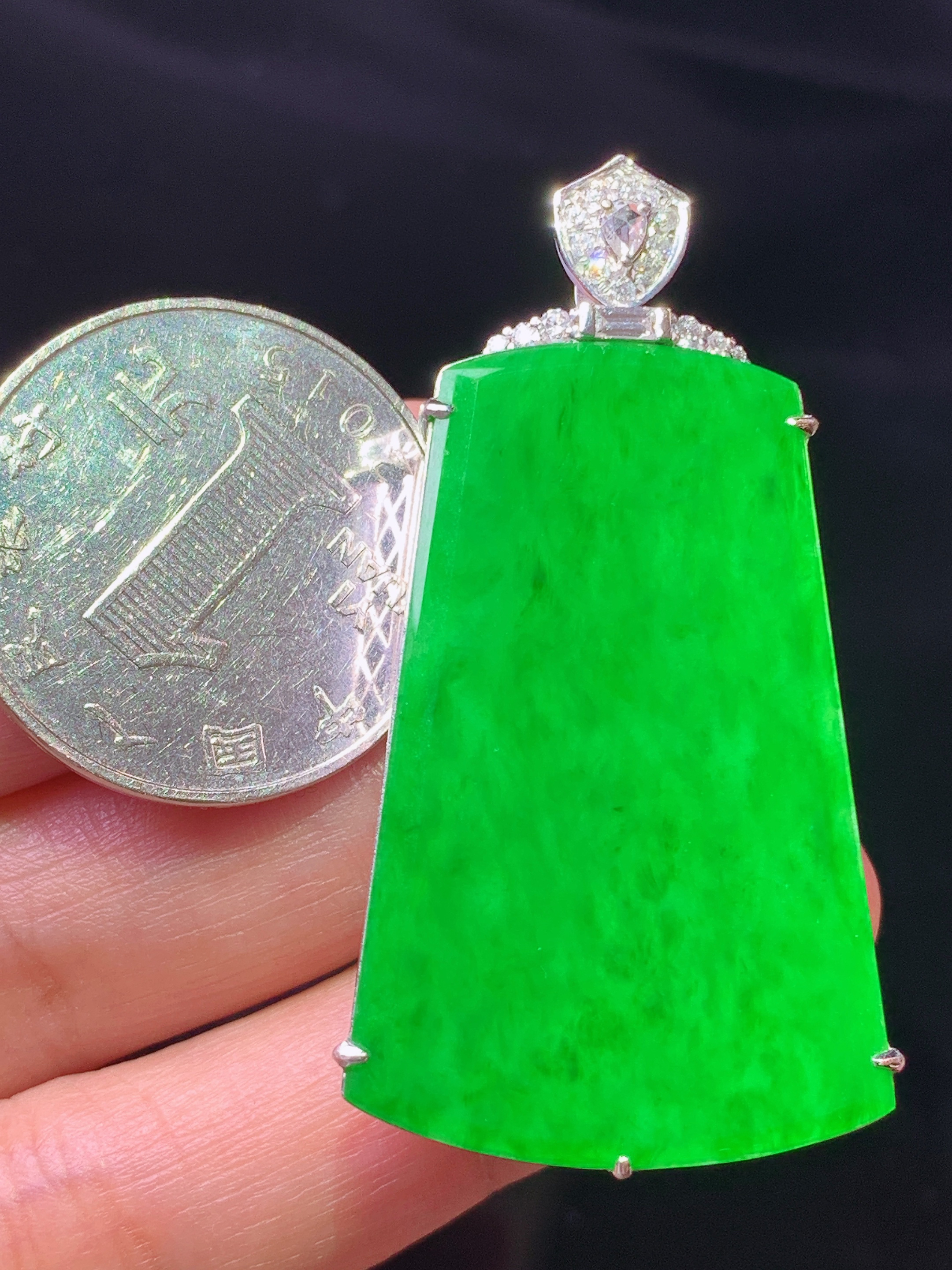 18k金钻镶嵌阳绿无事牌吊坠 玉质细腻 水润亮眼 色泽艳丽 整体尺寸48*25*9.2f1